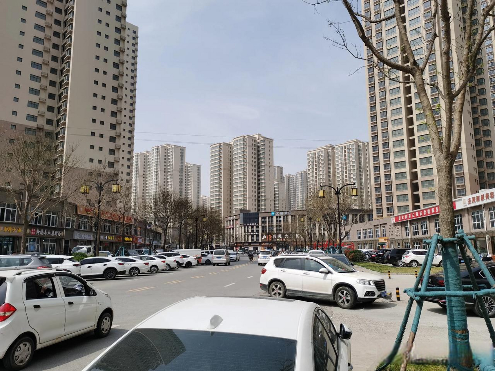 安置房社区——崇文佳苑,目前这边应该是泾河新城人气最旺盛的地方了
