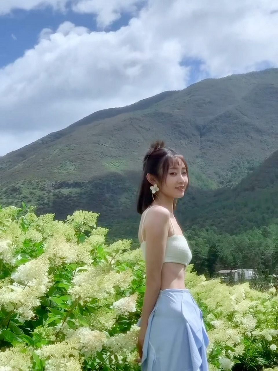 魏小也##我的颜究手册#  向每一个有阳光和花的日子说好94