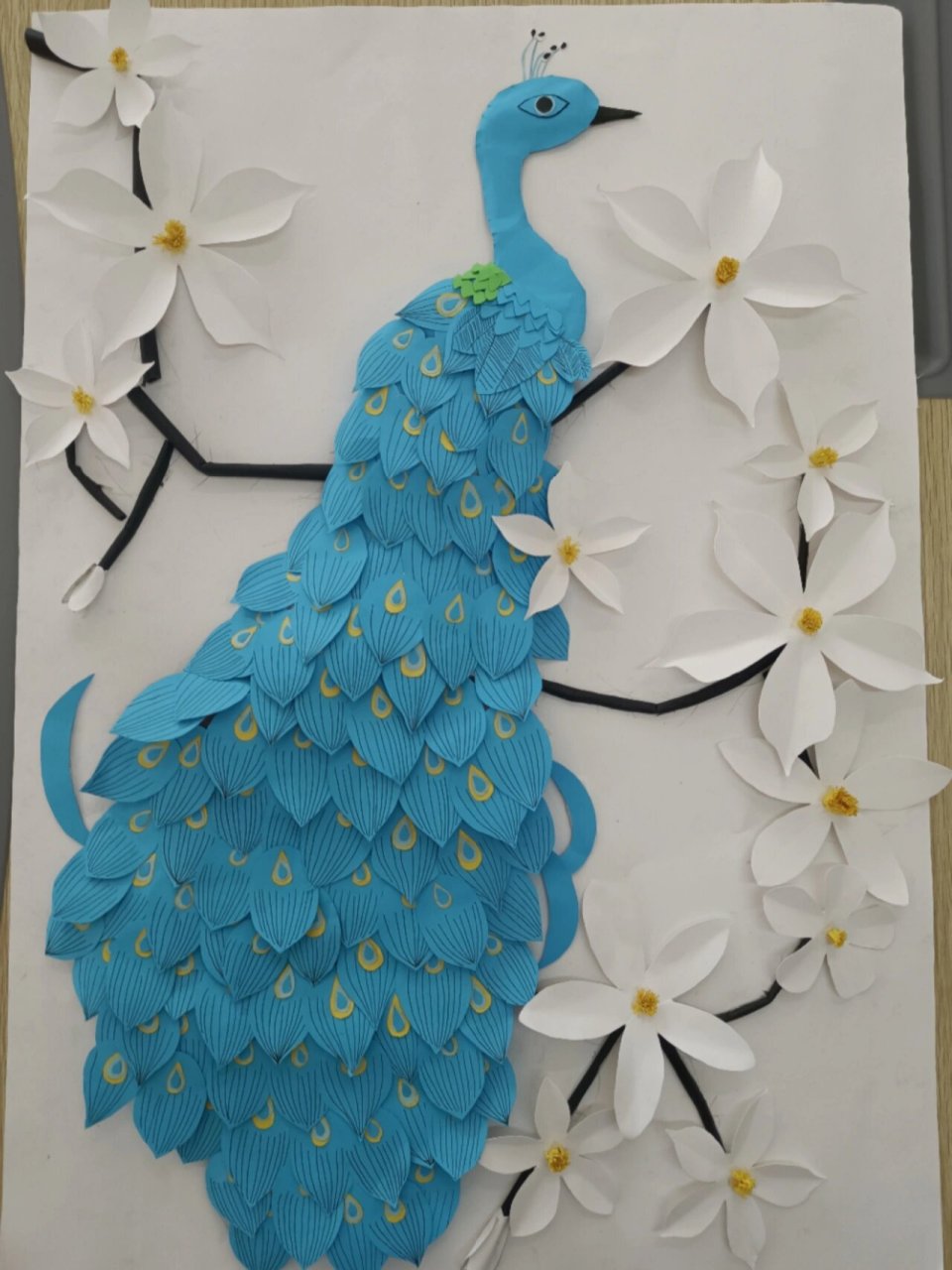 纸贴画作品《蓝孔雀》 最底下我是垫了一层硬纸壳的 所以有立体感 先
