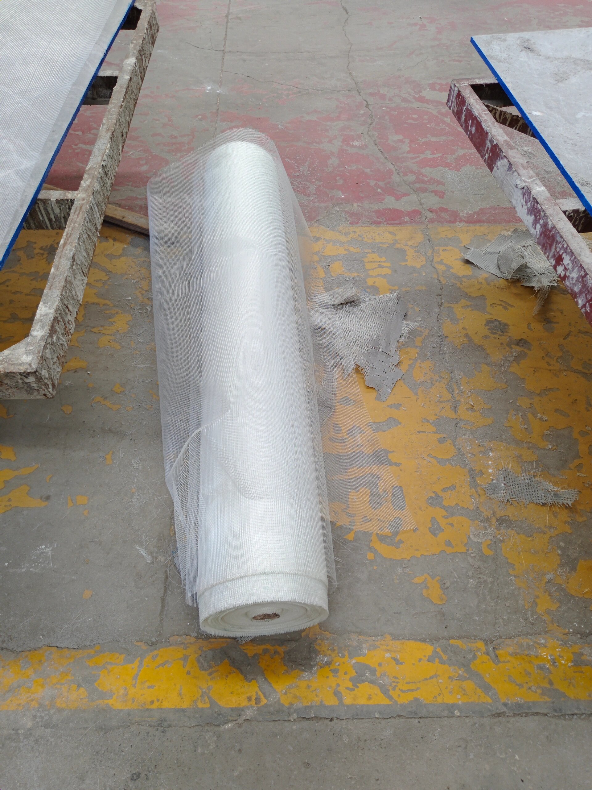 大理石背胶 原来出厂的网布不好,全部铲掉,重新布网,刮防水背胶.