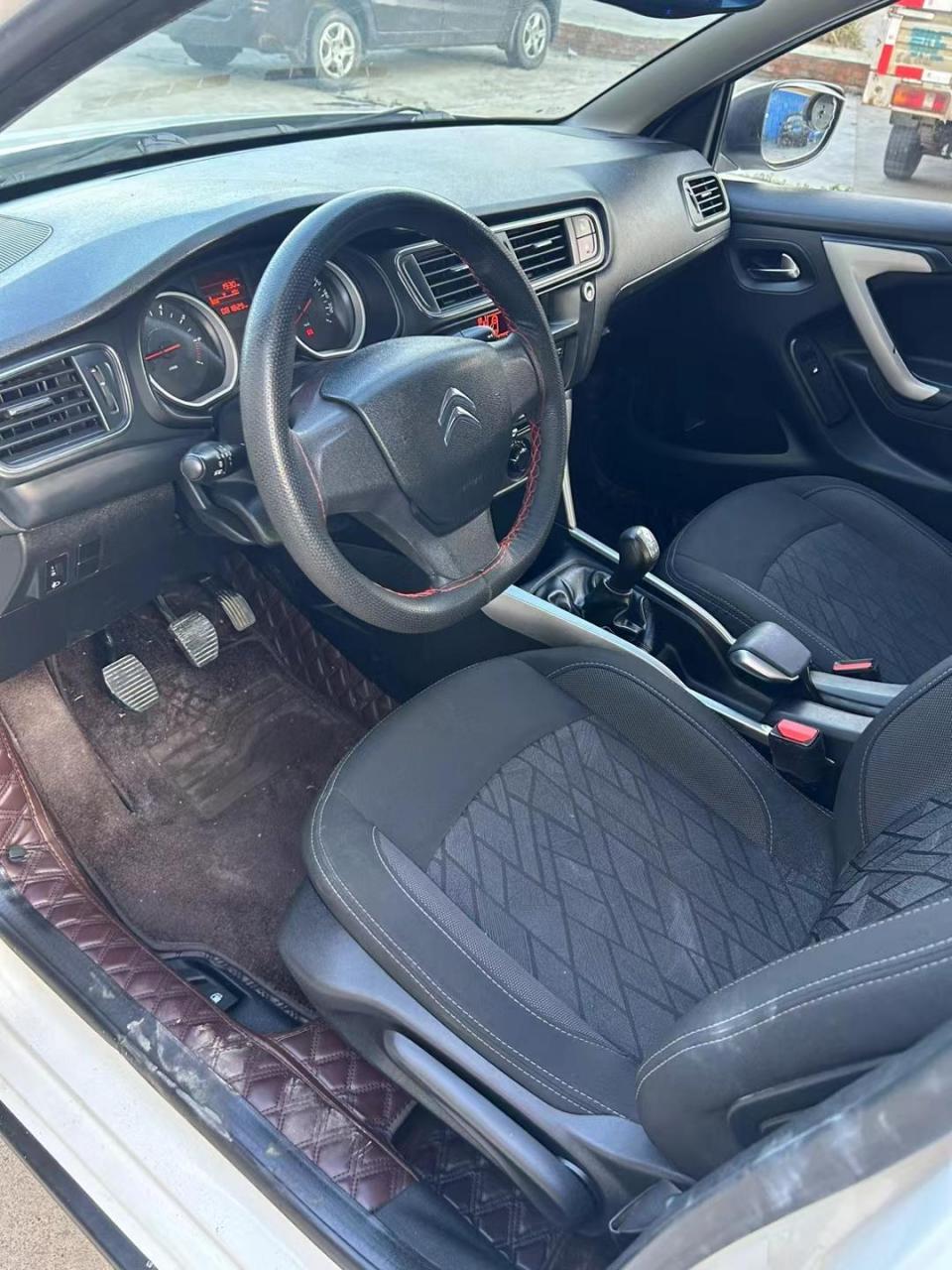 2015年12月上牌的东风雪铁龙c3xr,1.6排量手动挡本地一手私家车行驶8.