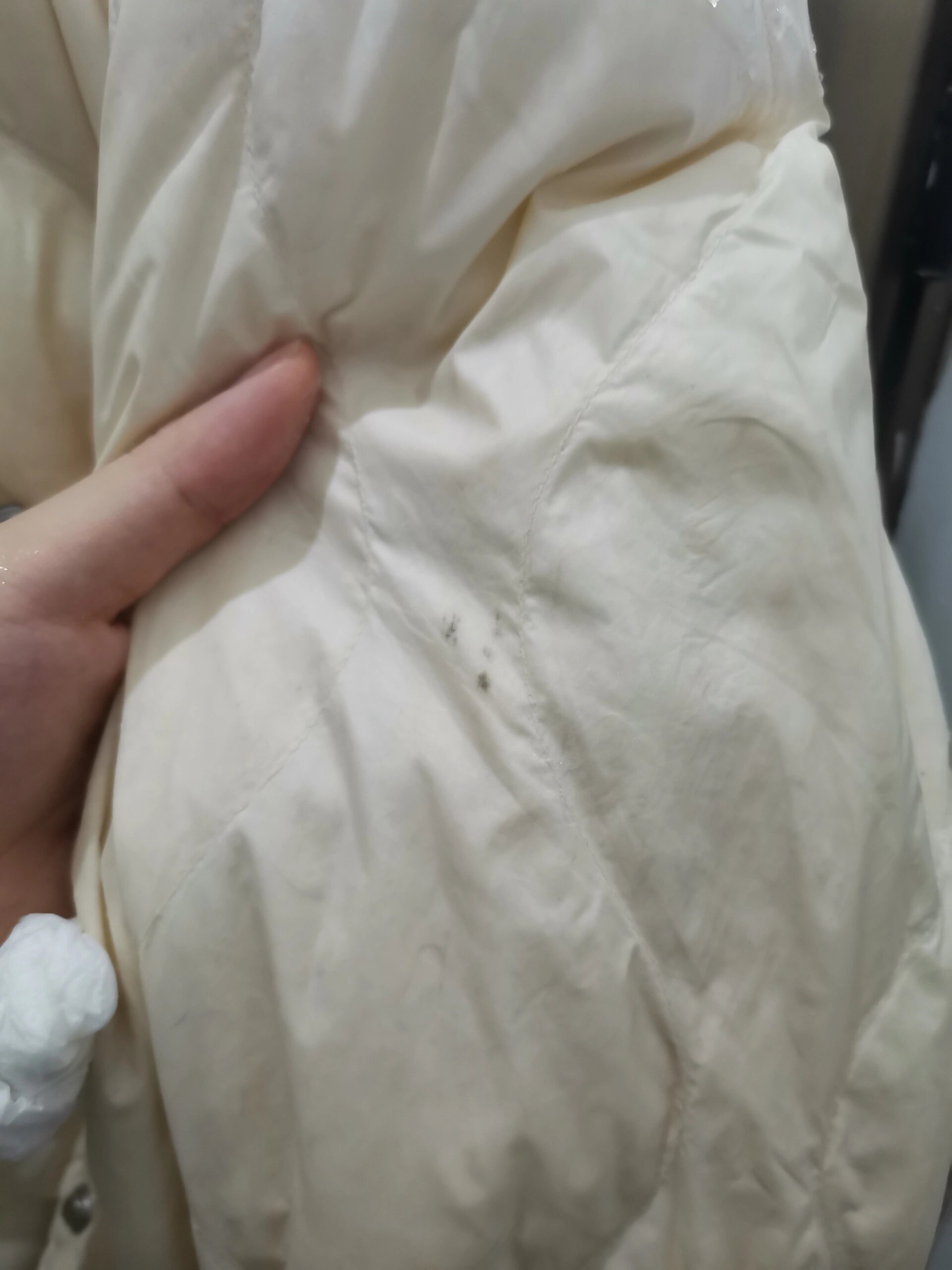 只是白色看得出脏 会不会黑色衣服其实也发霉了只是看不出来