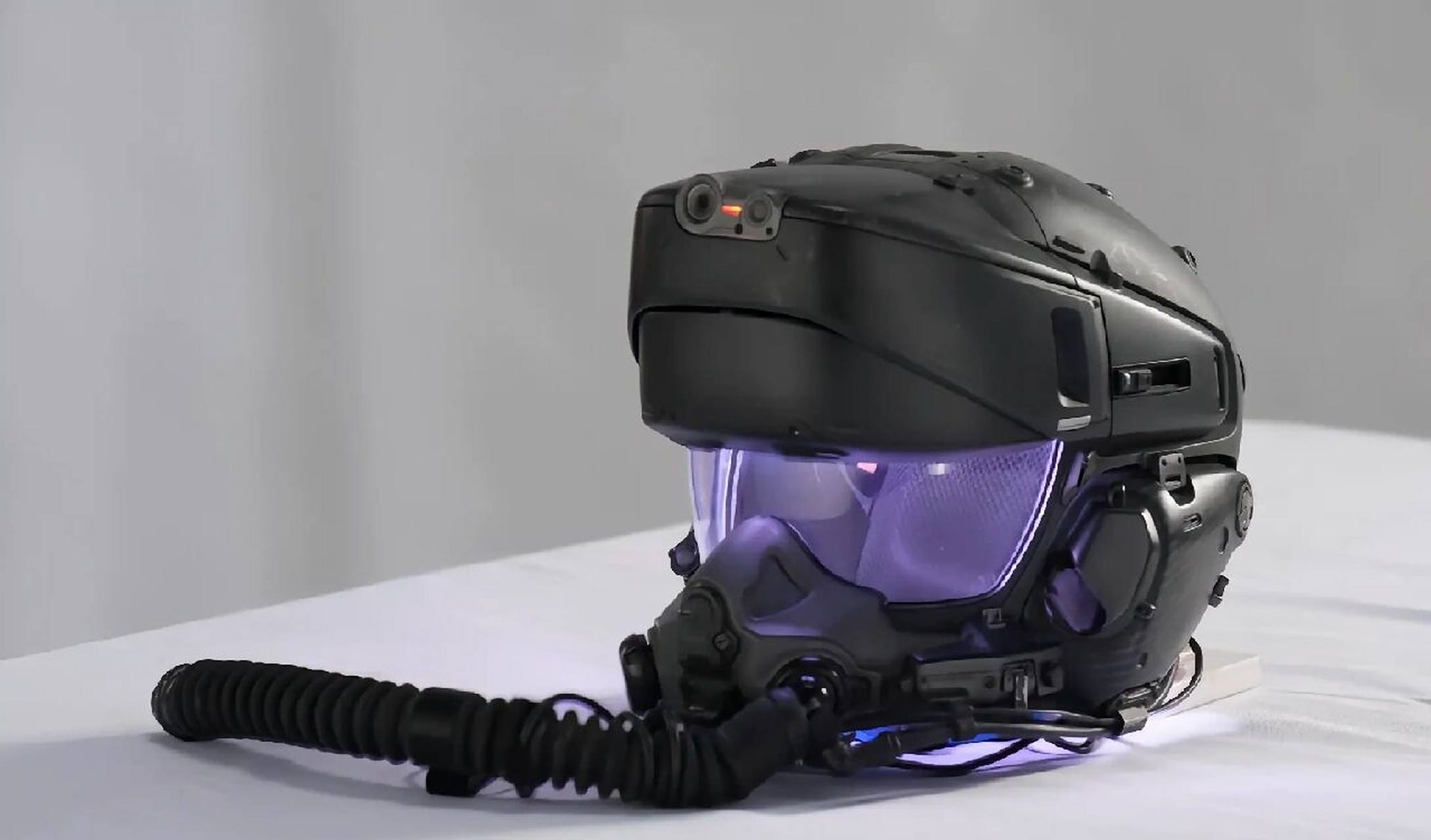 歼20c头盔展示 据说这头盔几千万  这个 摆件好便宜!