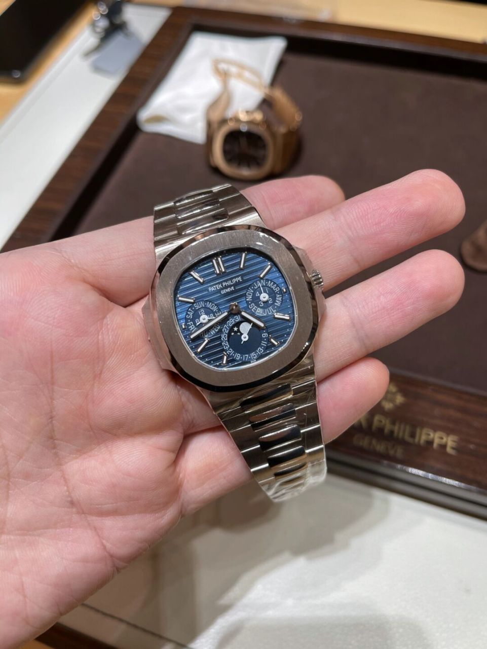 百达翡丽万年历鹦鹉螺5740/1g. 万年历一直是我超级爱的复杂功能.