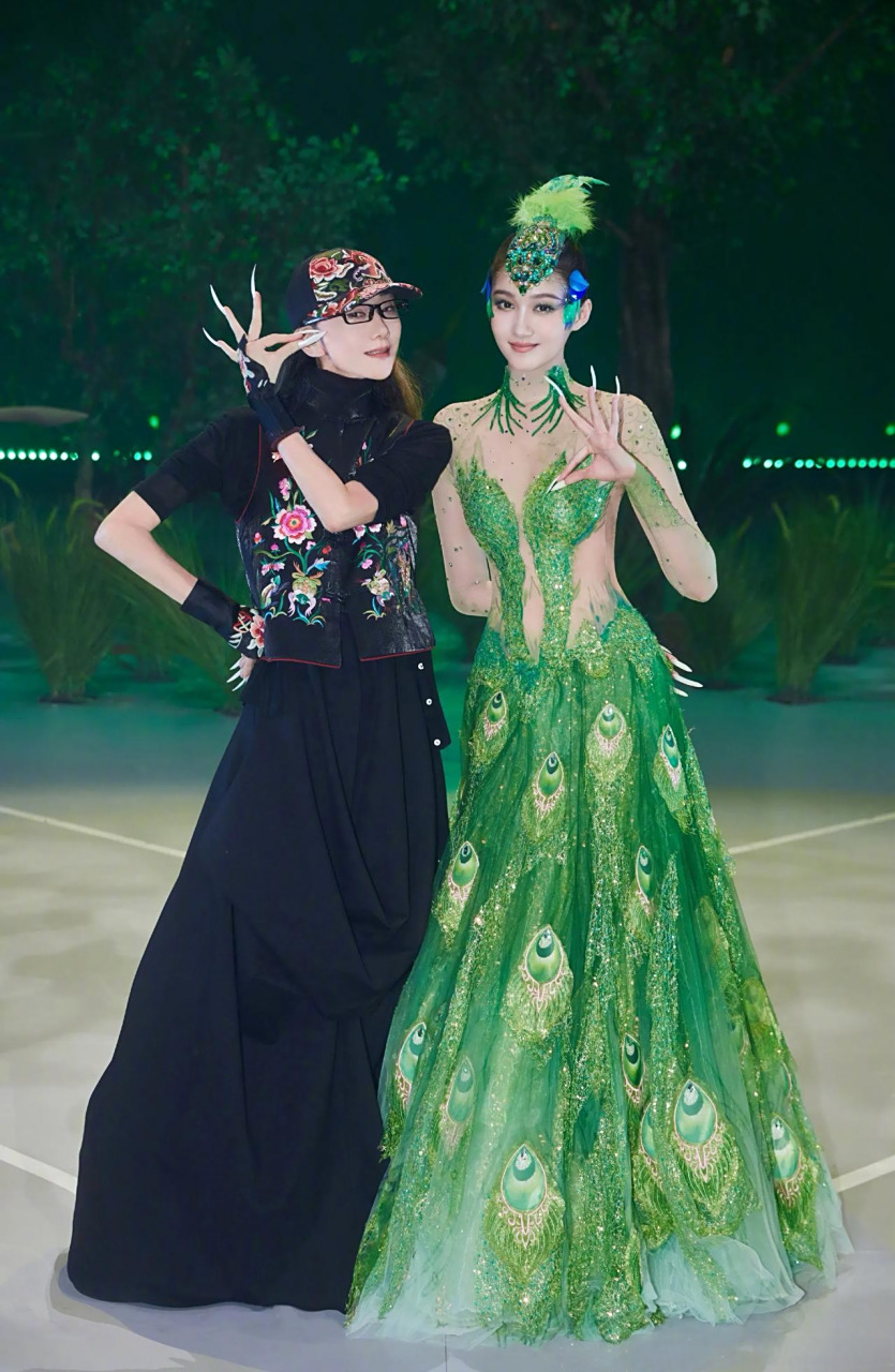 如果关晓彤愿意做杨丽萍的徒弟,杨丽萍肯定会高兴坏了,看看某节目中杨