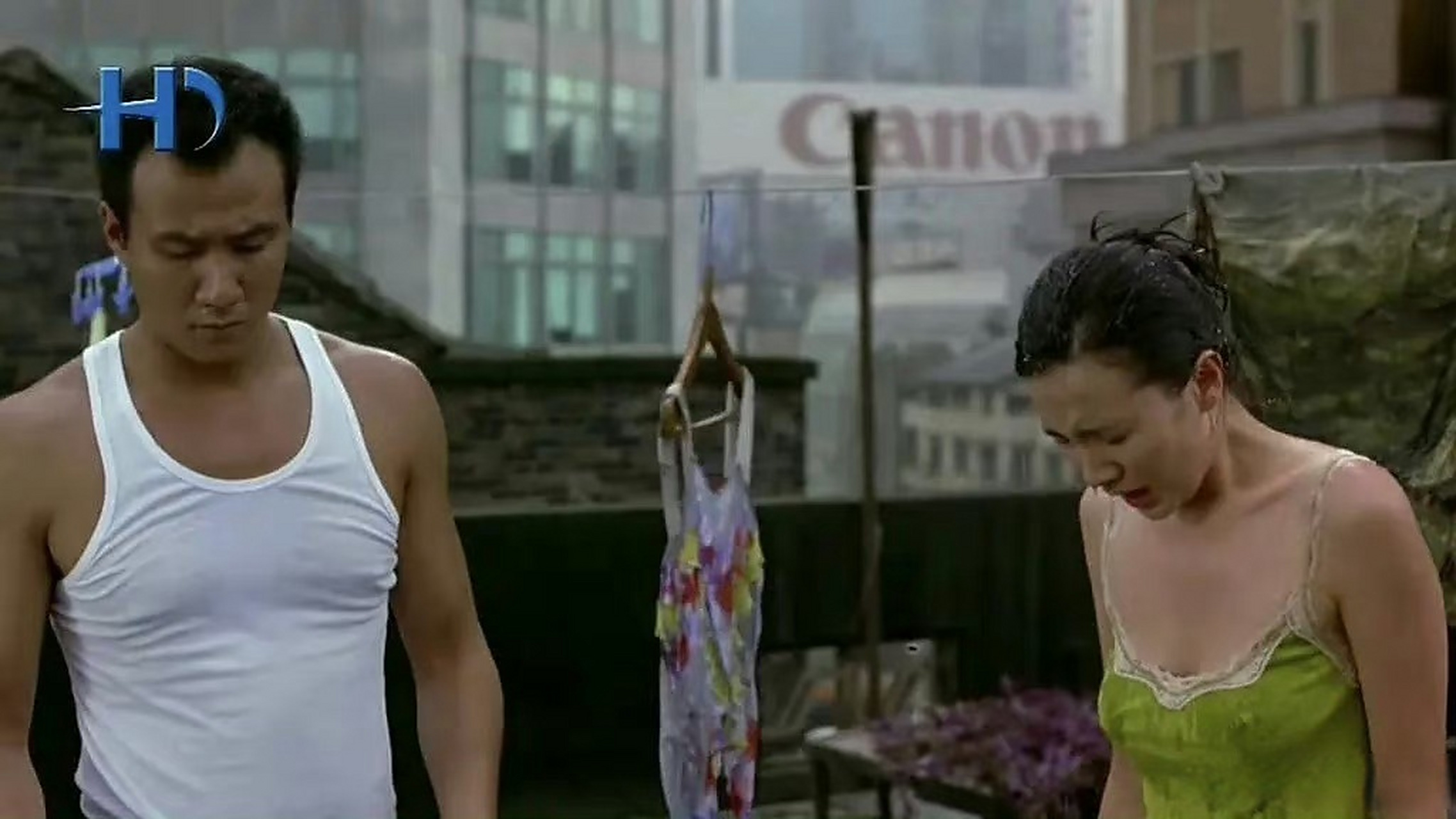 这是宋佳和胡军在2006年合作的电影《好奇害死猫》剧照.