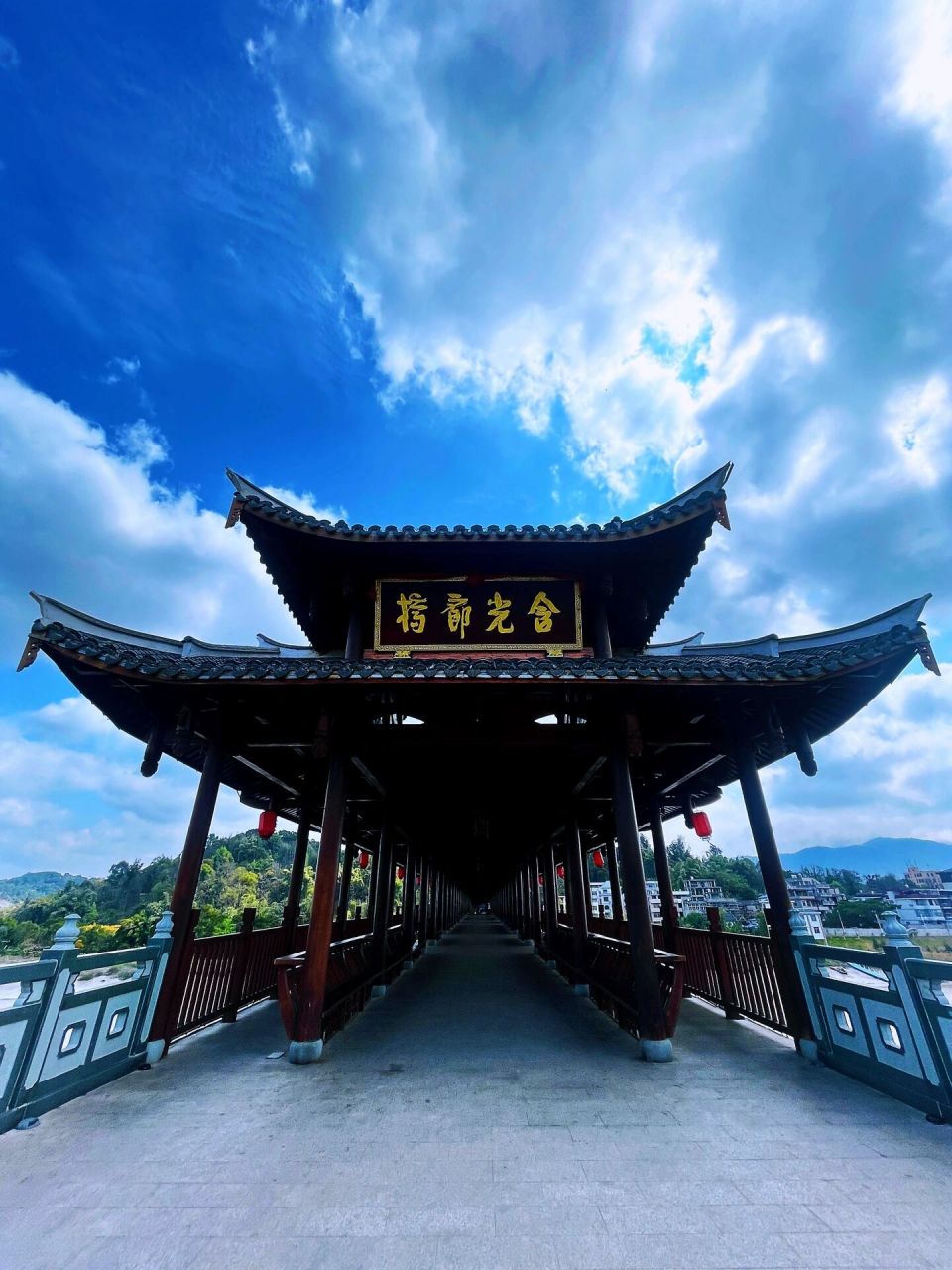 从桥上走过,你将到达一片美丽的湿地 连江的"含光廊桥" 位于江滨东路