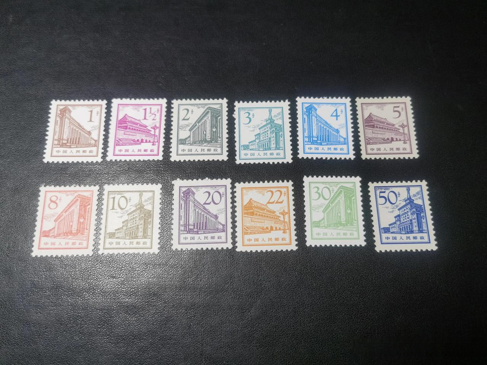 今天给大家讲一套被大家遗忘的一套非常经典的普通邮票——普13套票