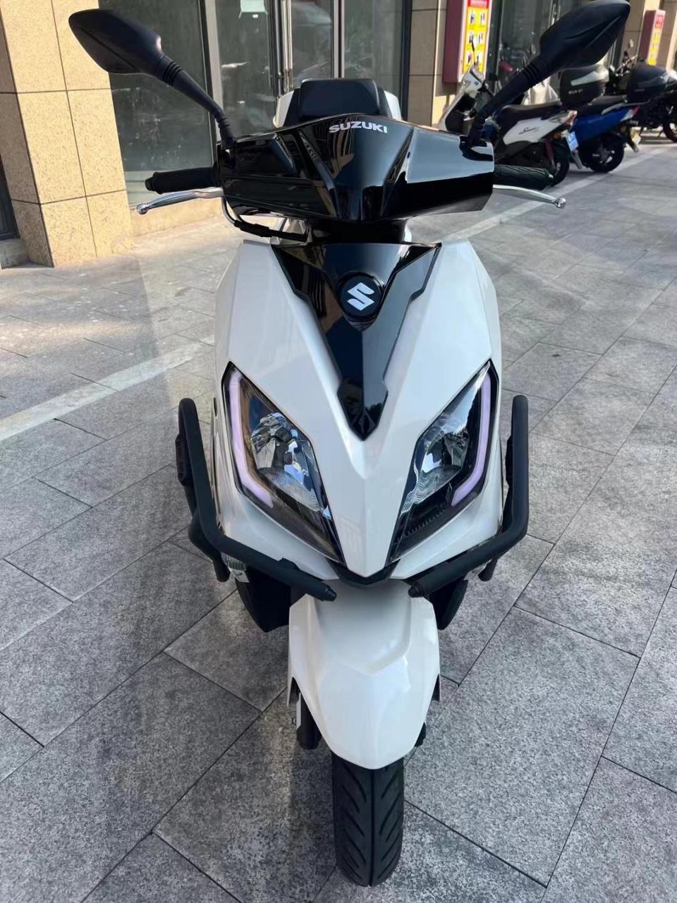 热乎乎的白色铃木uy125,车况一级棒!外形风骚