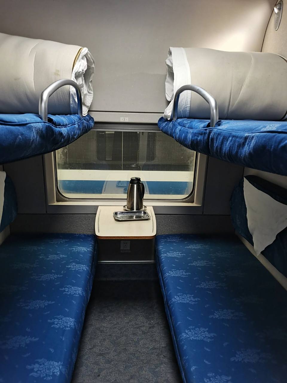 买票付款看到卧代座的时候我确实产生了疑惑并且退出看了一眼别的列车