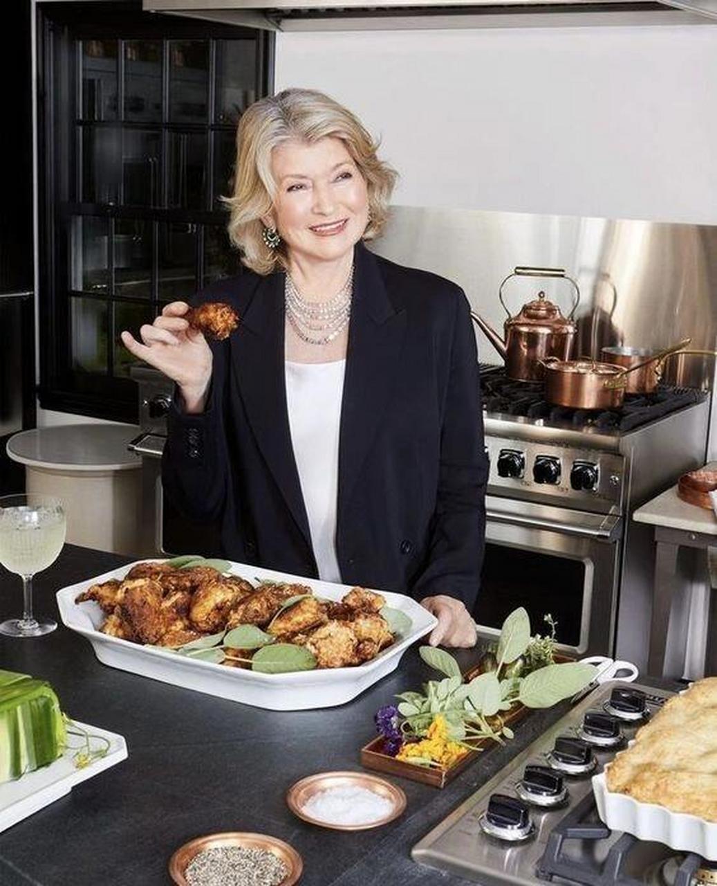 martha stewart,美国女企业家, 被誉为家政女王.