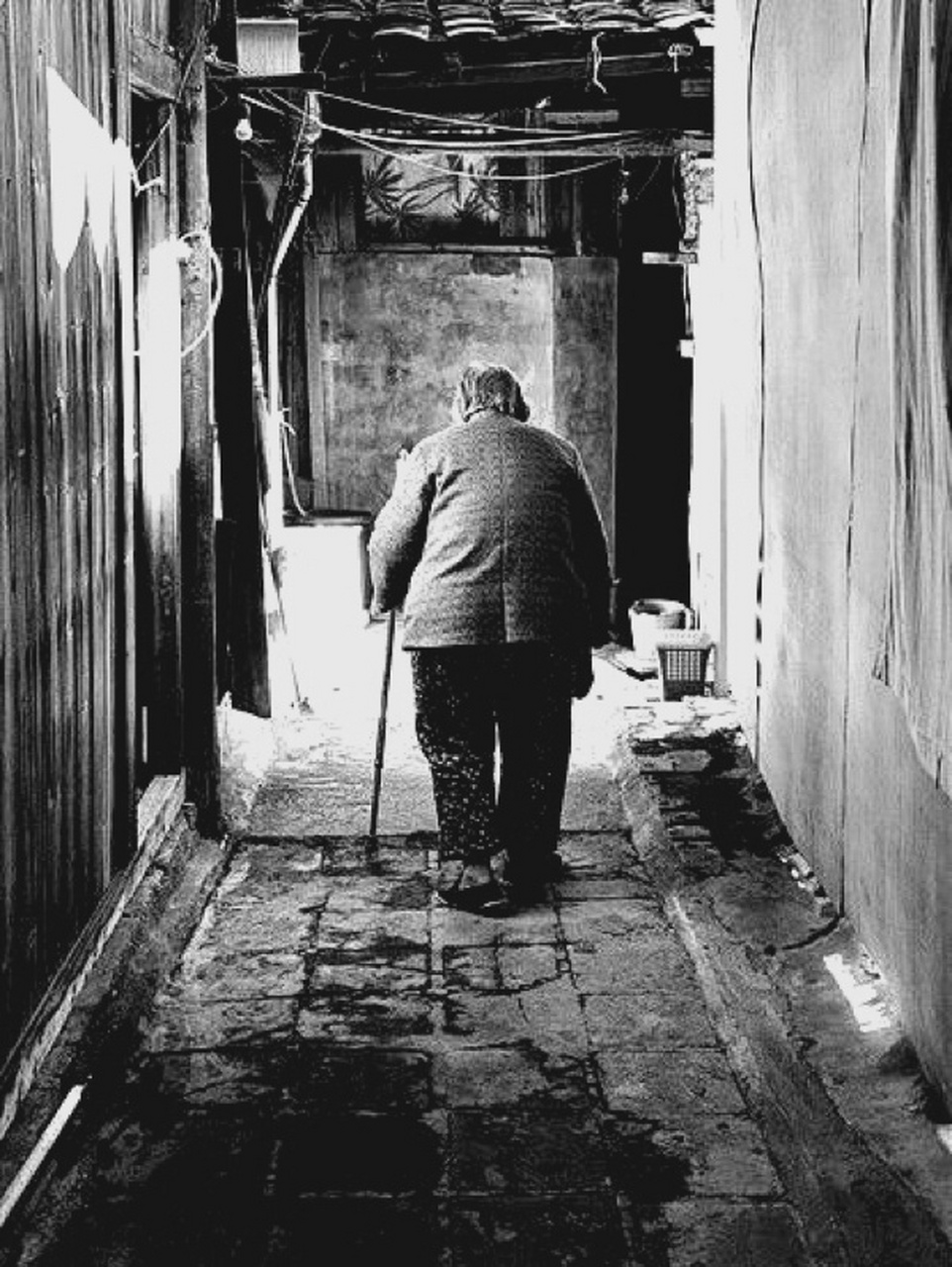 96事情发生在1995年哈尔滨,一天傍晚,从工厂下班的周师傅,骑车在