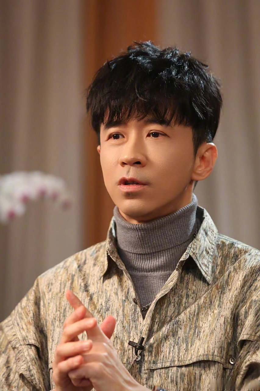 光良弹钢琴的模样便是,浪漫,且有些许哀愁与忧郁".