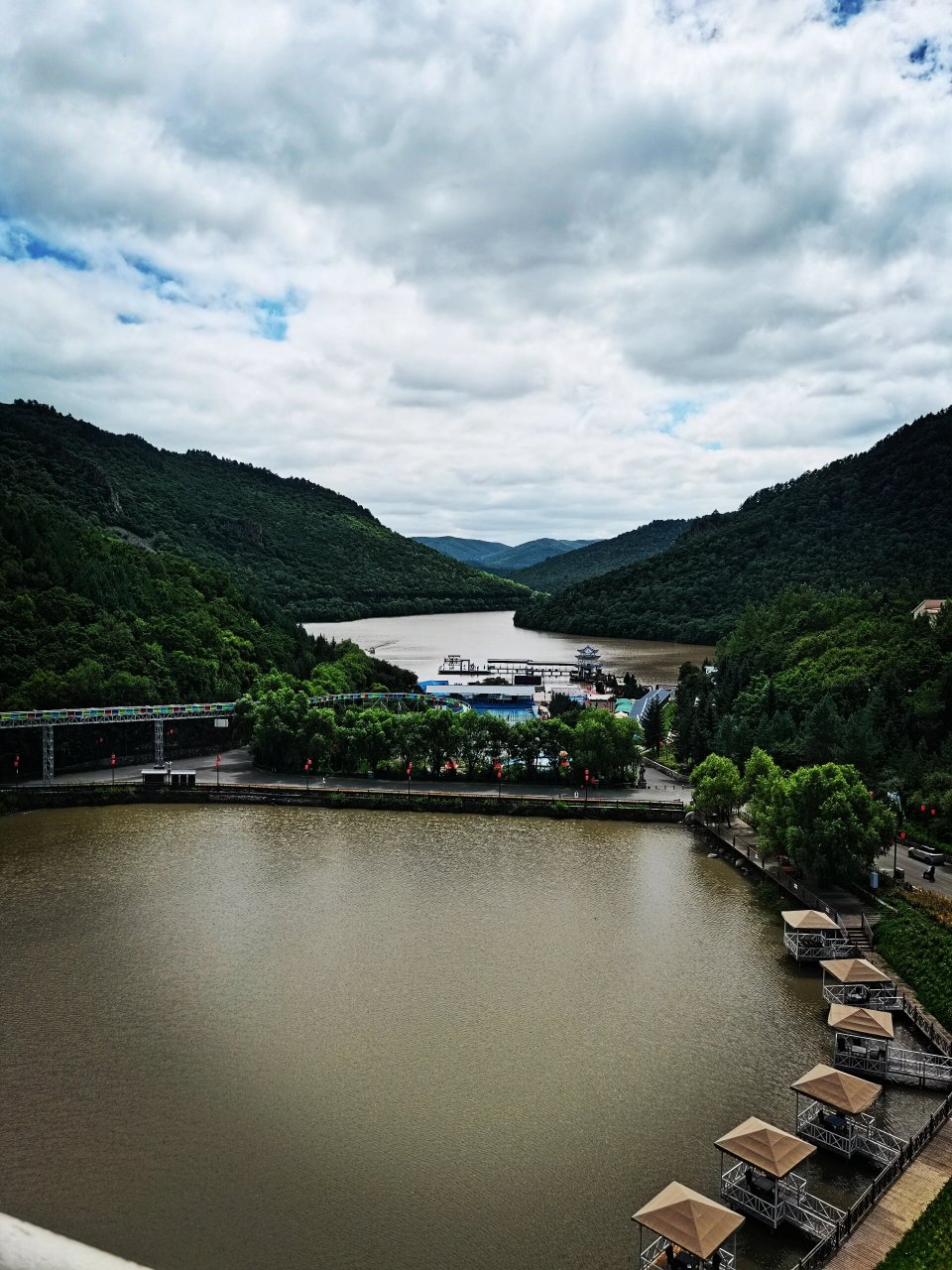 鸡西麒麟山风景区人文景观别致新颖,山风陡峭,湖水清幽,景区位于