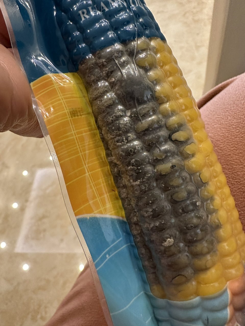 这种玉米不要买 真的全是黄曲霉素 之前买了蒸了之后 感觉有不一样的