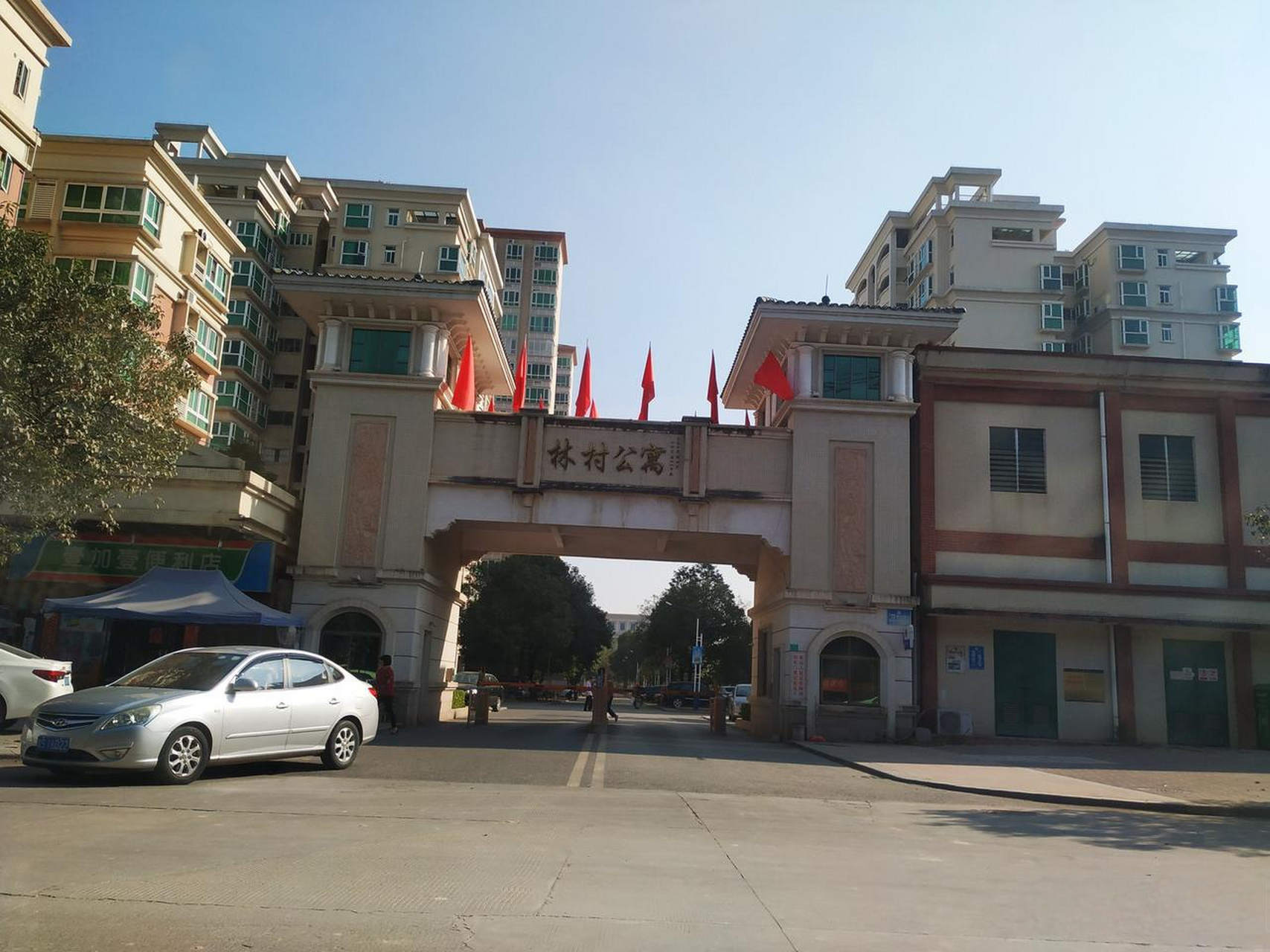 东莞一条村的广场有多大~ 你会发现这里真的很土豪~ 看看塘厦林村广场