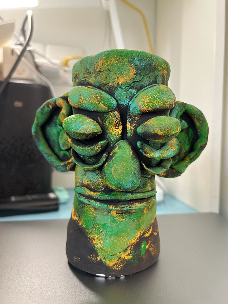 大班粘土手工《三星堆面具》 今天我们的课程是彩泥《三星堆面具》 1