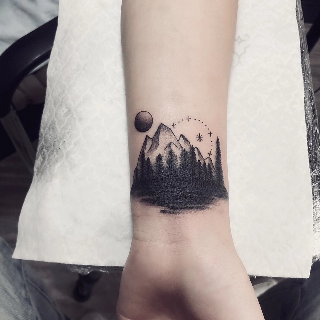 遮盖手腕字母纹身