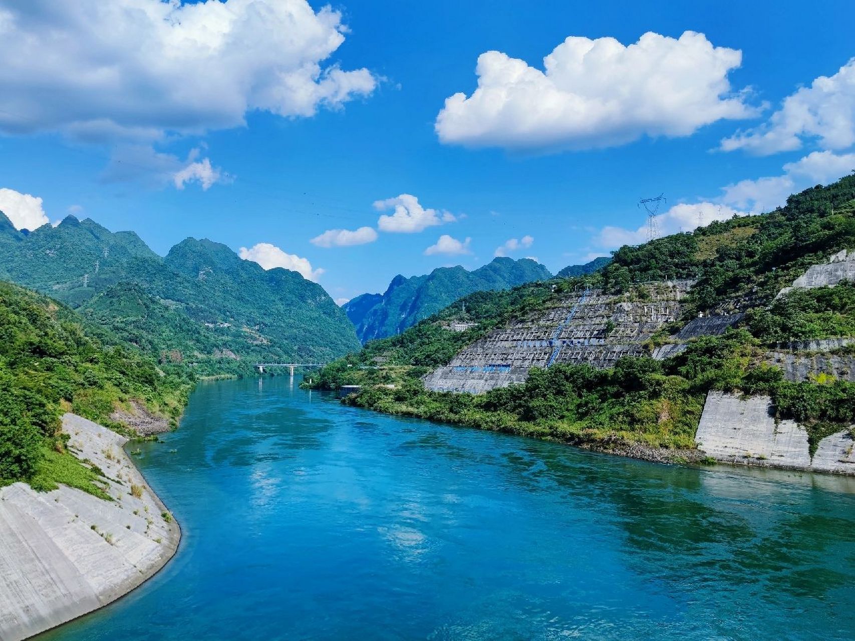 峡谷中的县城 广西河池天峨县 龙滩大峡谷 今天推荐一个仙境般的小