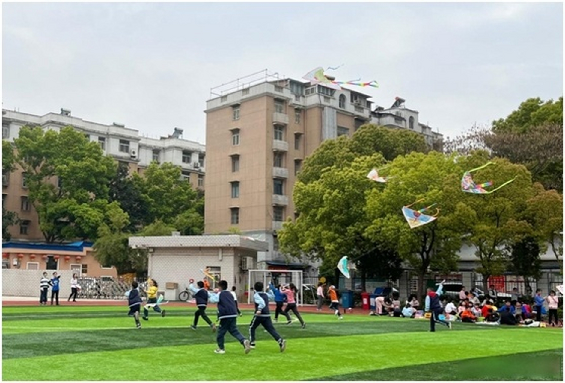 3月28日下午,武昌区余家头小学杨家路校区校园的运动场上空布满了画着