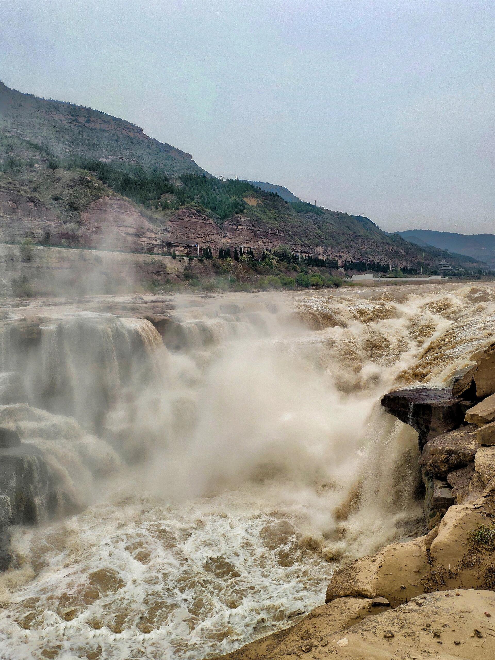 山西(壶口瀑布)票价:100元,交通车20元.60岁以上免票价.