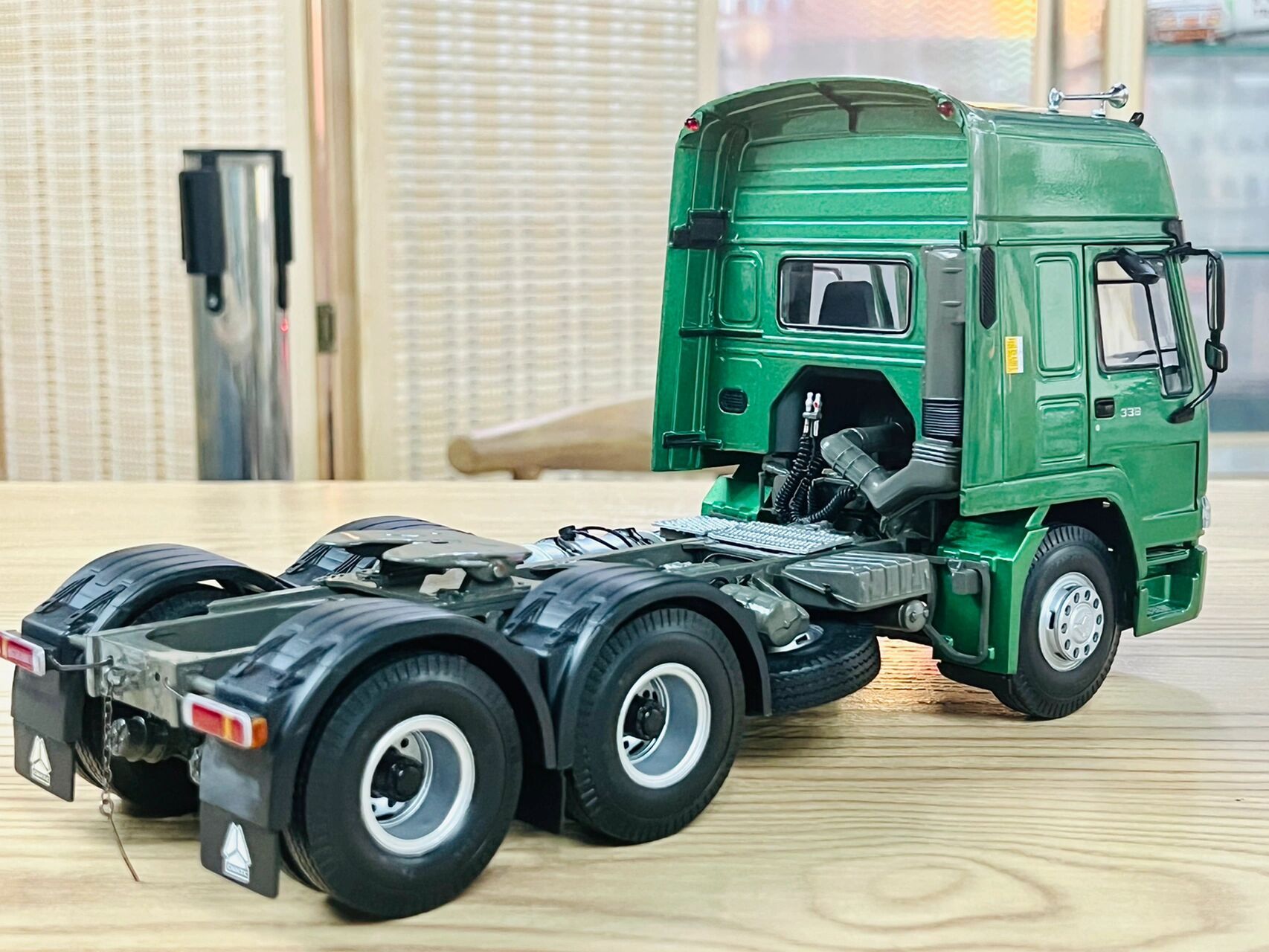 这个也算是一代经典车型了,中国重汽豪沃336卡车模型,早期的1/24卡车