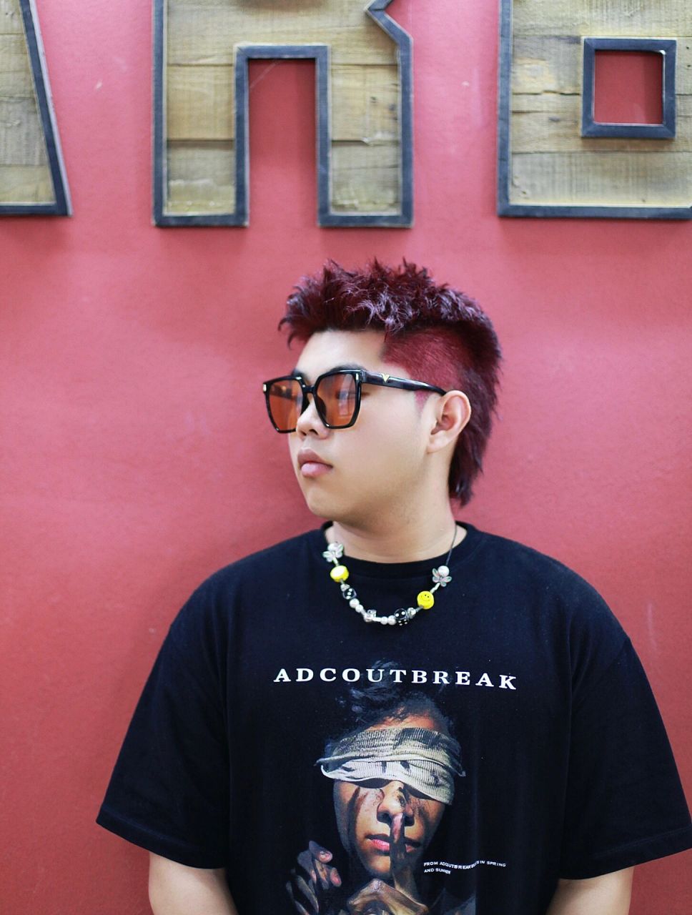 功夫胖同款"狼尾朋刺头造型"夏季男生发色 这款发型属于日系风格 长度