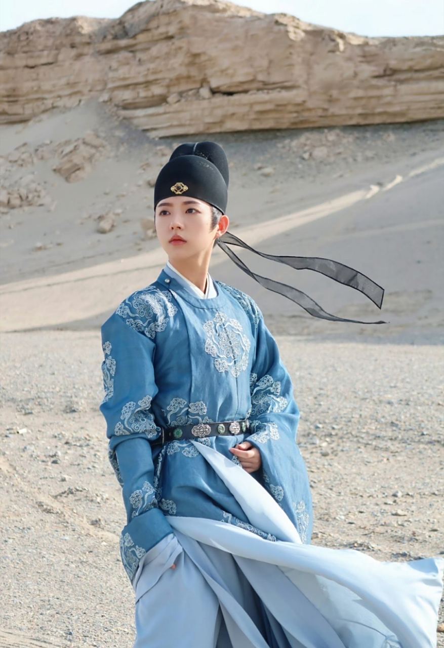 何蓝逗 不敷衍观众的男装我们能够感受到这个可爱的小女孩女扮男装也