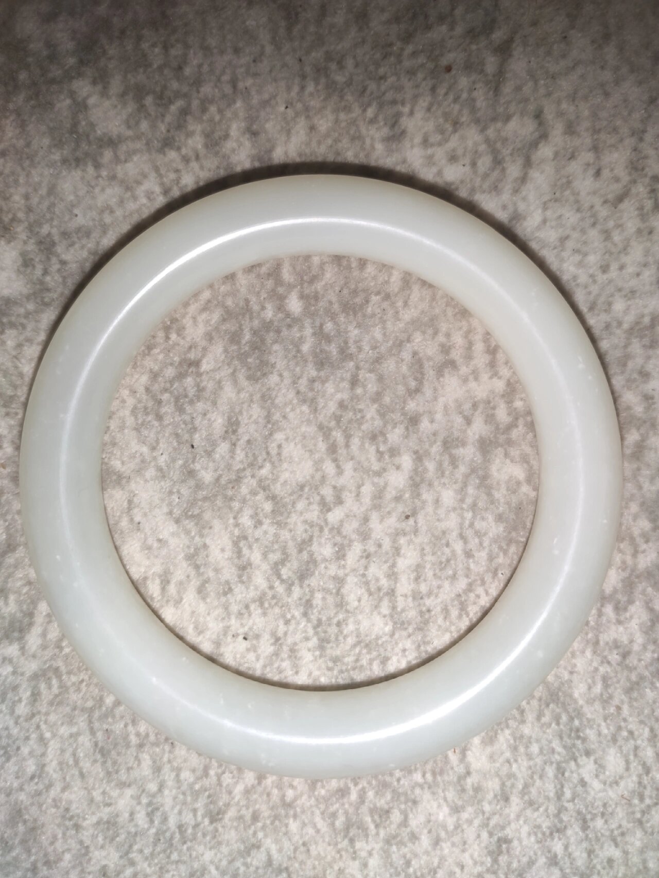 白色岫玉 我很喜欢白色的玉镯子,然后就买了这个白色的岫玉镯子,花了