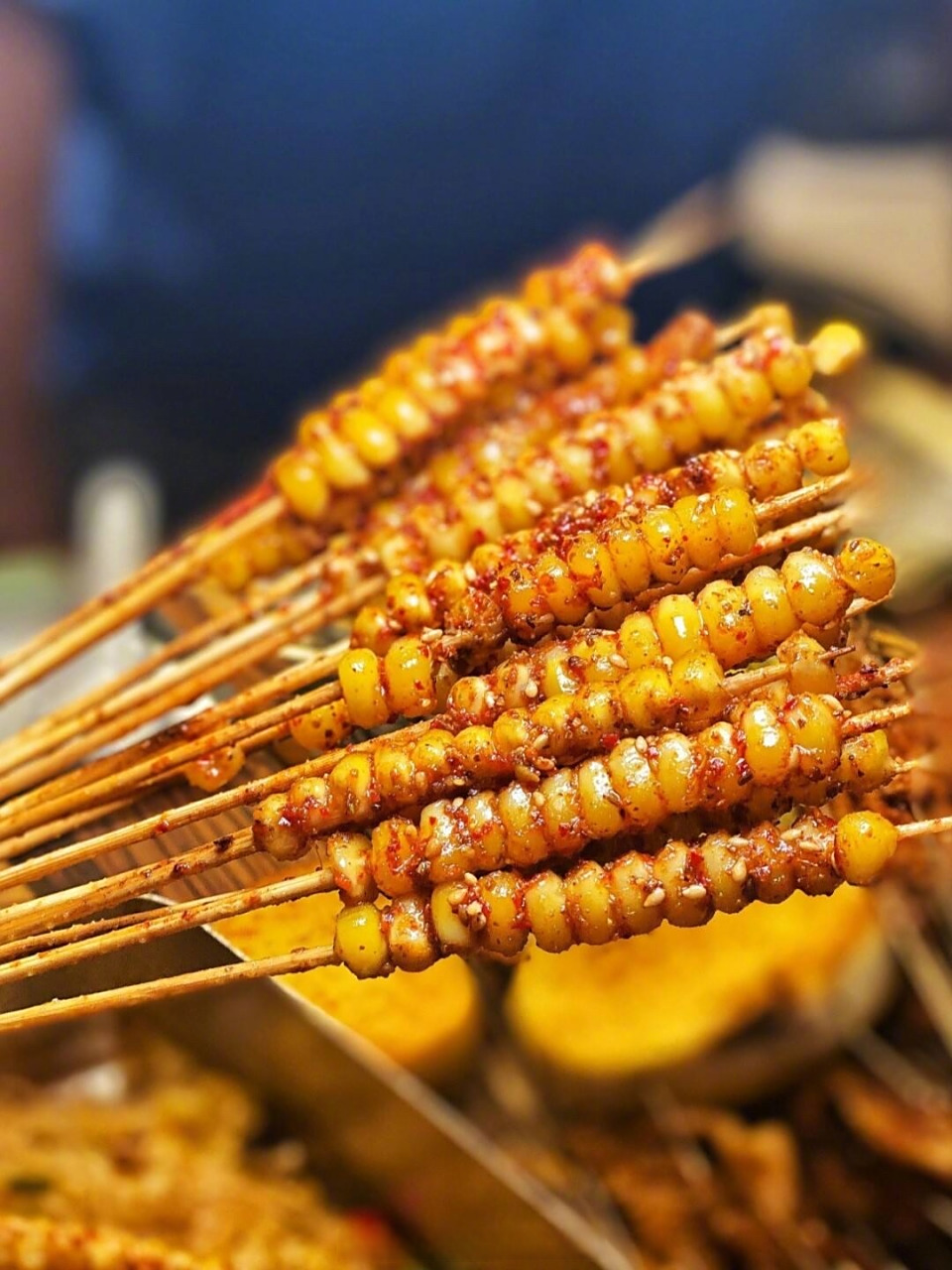 这就是广州的烤玉米,一块钱1串,让我看看你们那里的?