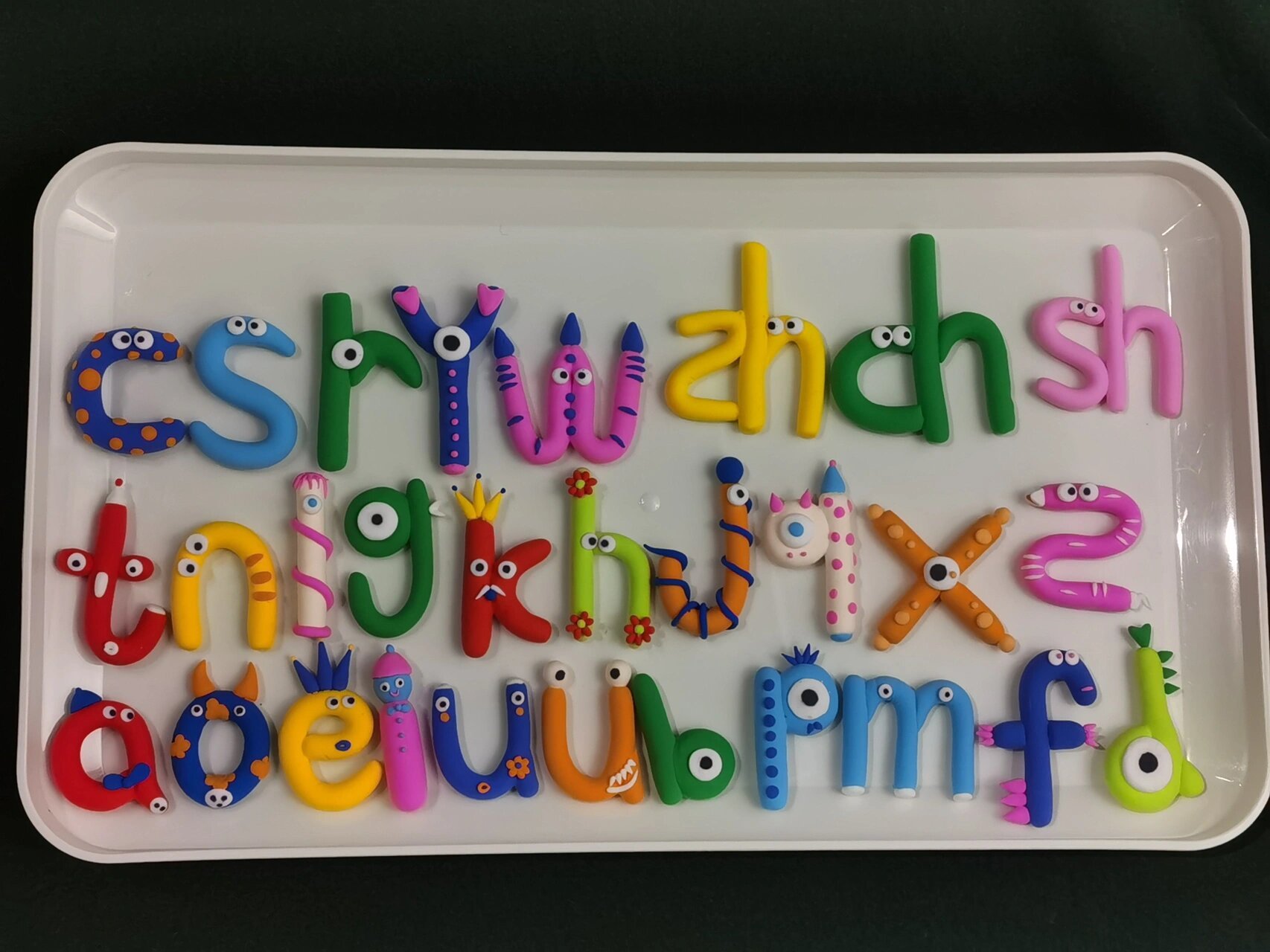 拼音字母(超轻粘土) 耗时七个半,超轻粘土字母,等干透做成小报格式