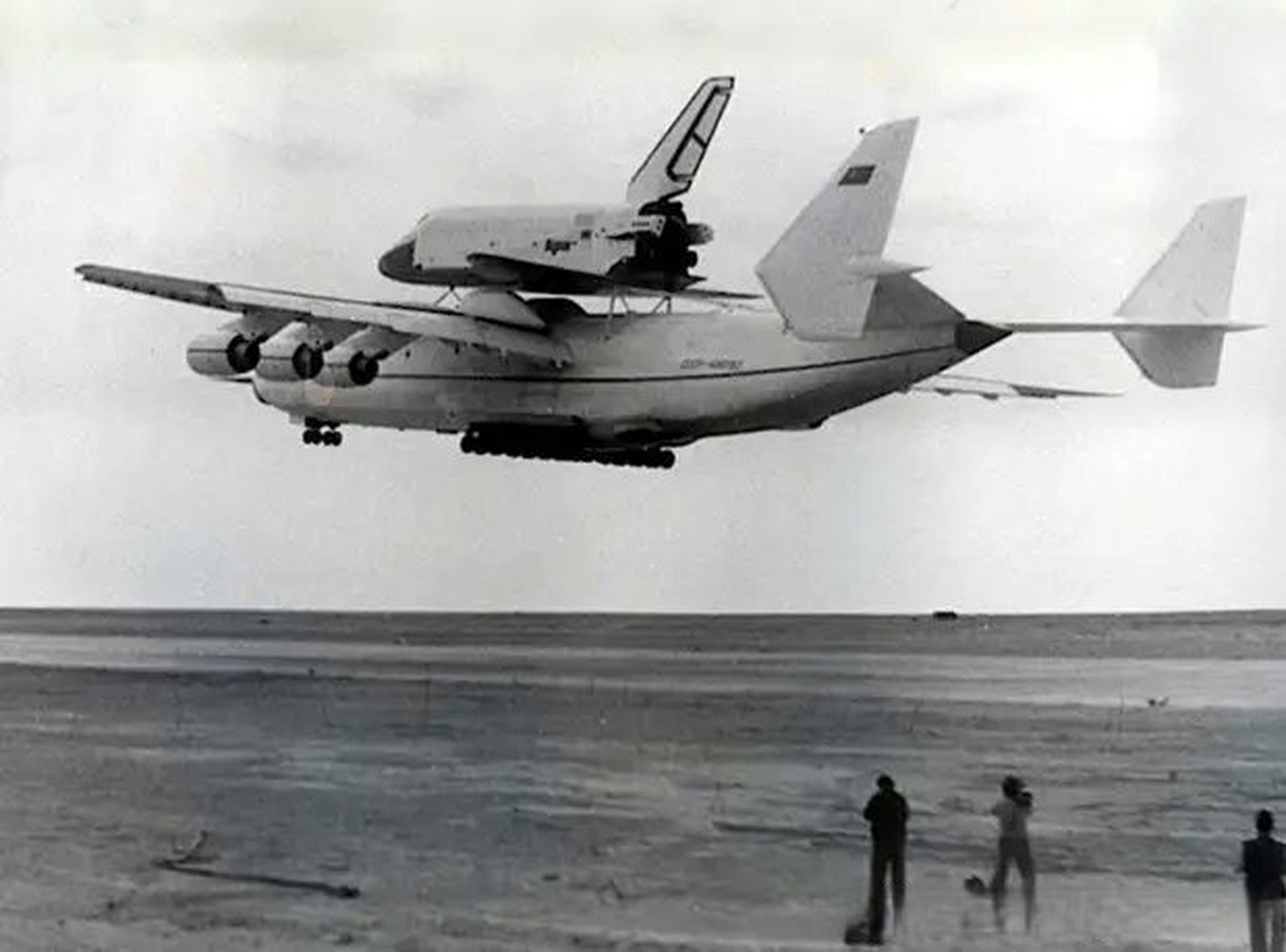 1989年5月12日,安-225首次搭载暴风雪号航天飞机飞行