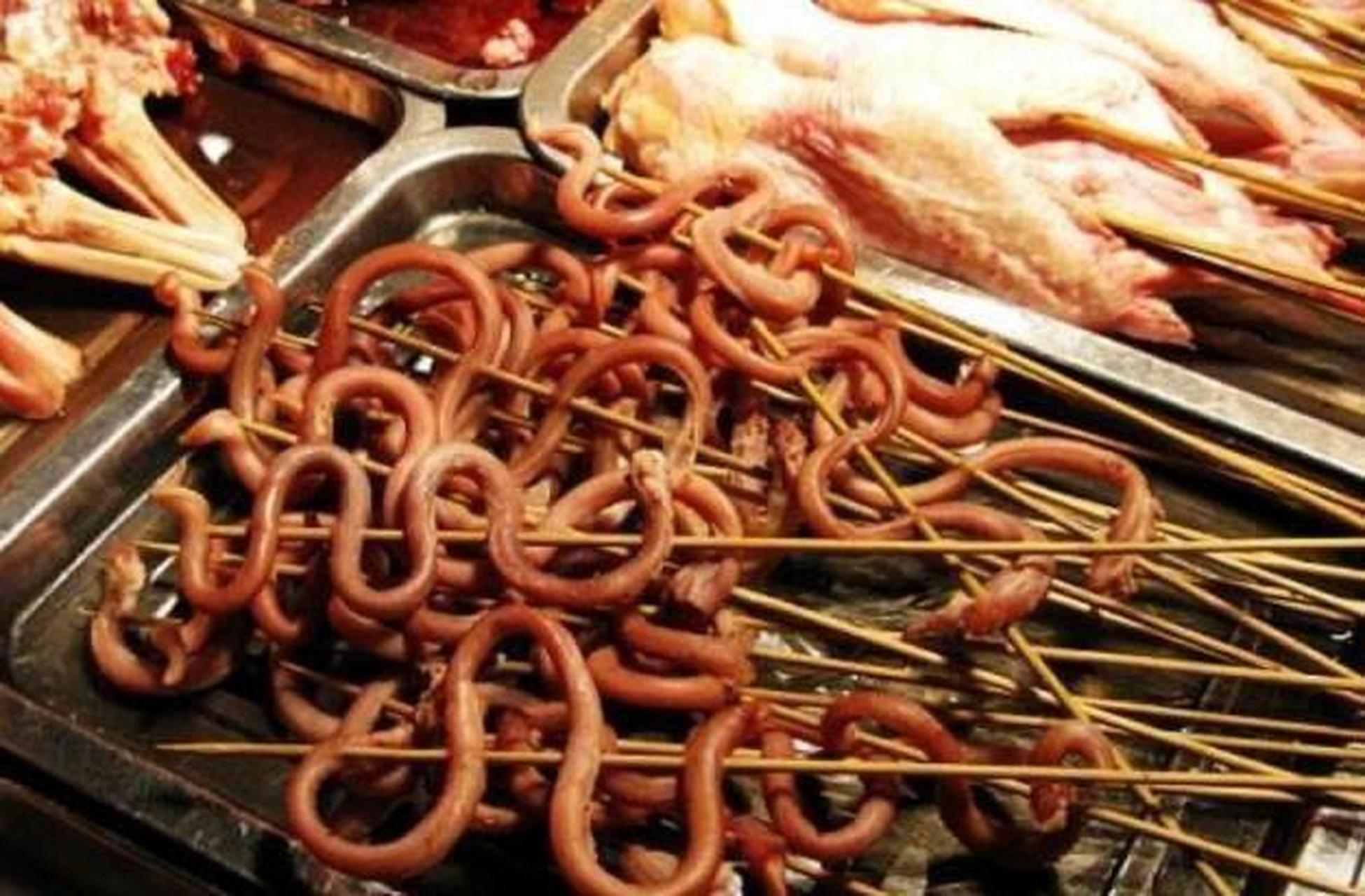 南宁的友仔带我去吃烤猪鞭! 昨晚,一位南宁友仔带我去吃烧烤.