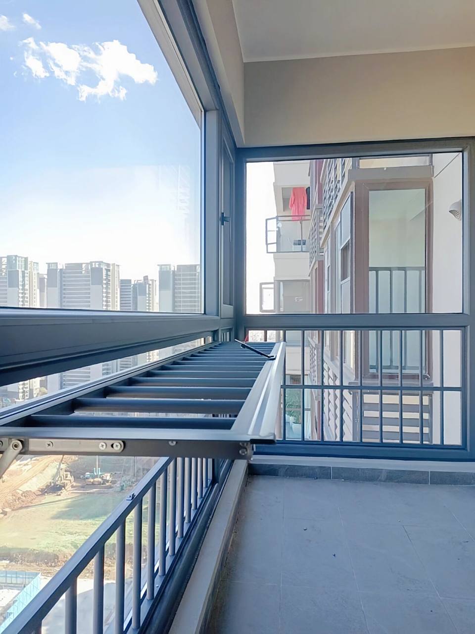 断桥铝封阳台,搭配晾衣架防护栏,安全舒适 昆明|封阳台108断桥隔音窗