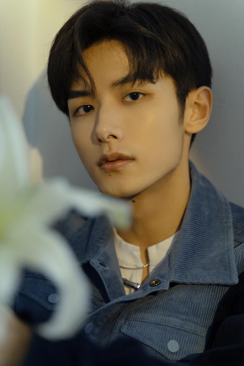 欢娱影视演员赵弈钦 infinity四月刊封面大片今日释出