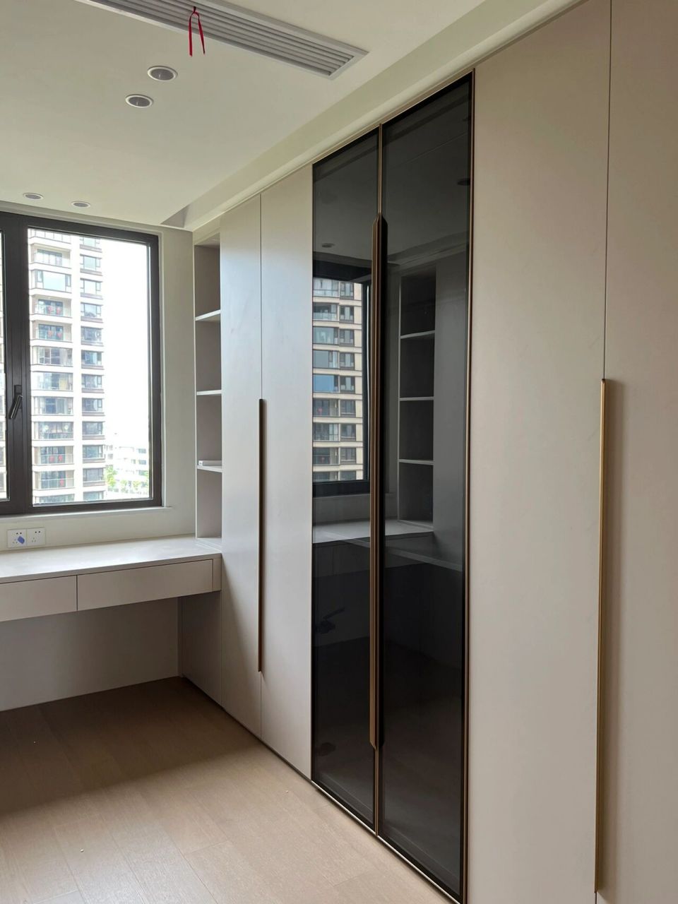 用一个房间做衣帽间,不会翻车的颜色搭配 柜子做的奶茶色子午灰,搭配