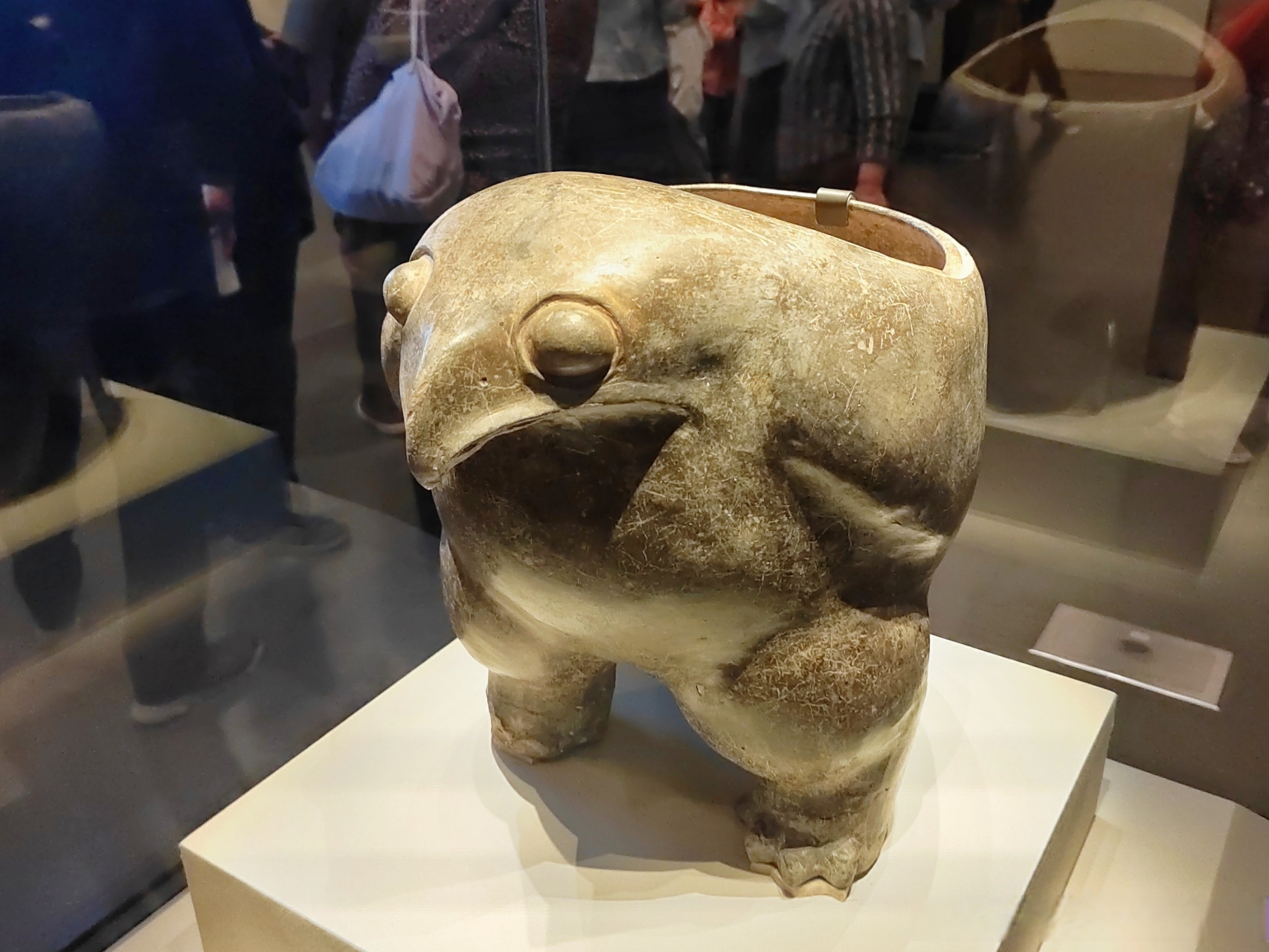 中午,在中国国家博物馆,跟著名的陶鹰鼎合影,渭南地区出土最重要的一