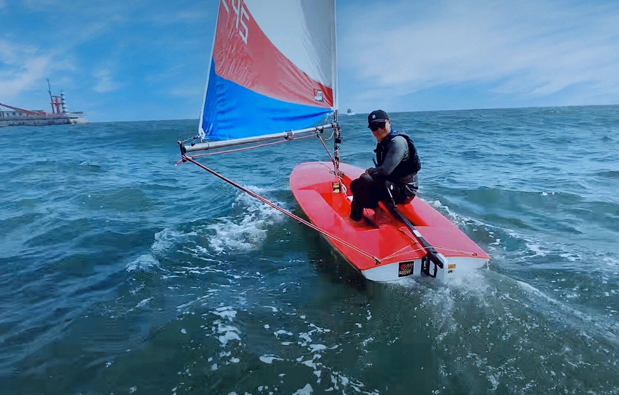 航海帆船|带你玩转topper帆船 topper是1970年建立的船艇品牌,因采用