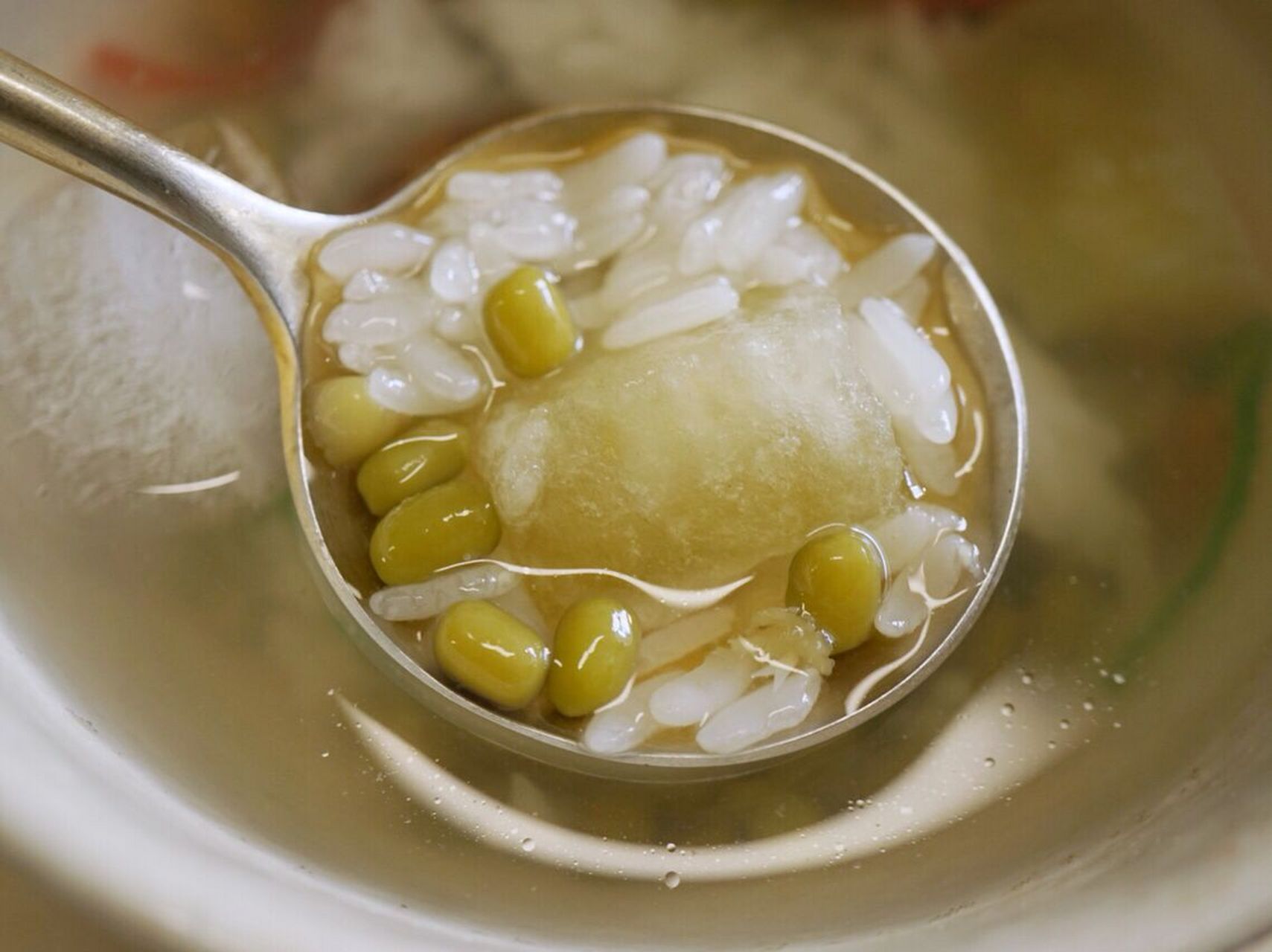 一直喜歡蘇式的綠豆湯,糯米綠豆加蜜餞冬瓜糖,再衝薄荷水的小甜湯