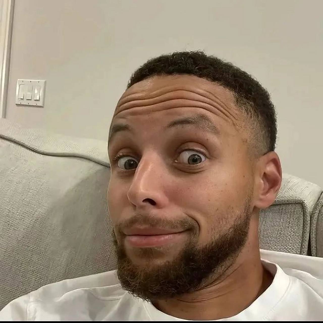 库里高清头像 ③ 期待明天我勇对灰熊的半决赛 另外祝大家五一劳动节