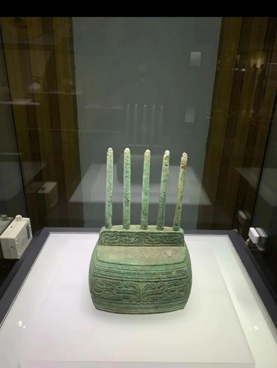 走进博物馆  安徽博物馆的云纹铜五柱器是一件西周时期的青铜器,被