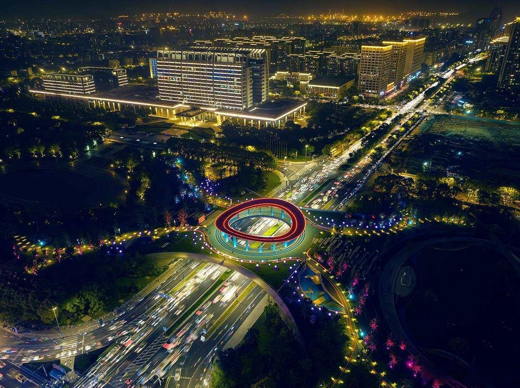 夜景下的北仑新地标颜值爆表】北仑的新地标"凤环巢",在夜幕下展开了