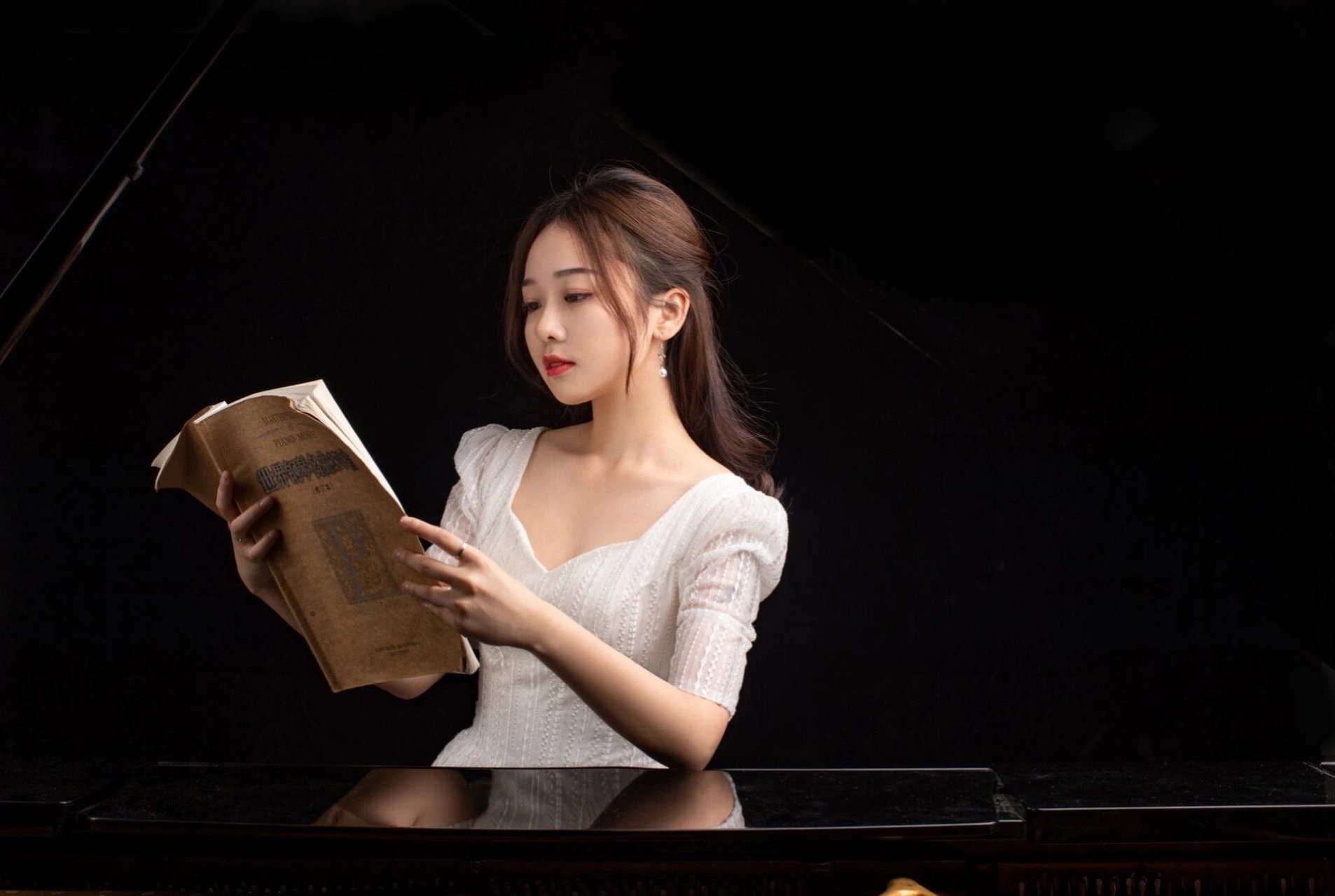 音乐钢琴老师个人形象照 艺术写真9398 摄影师给的pose是图3 感觉