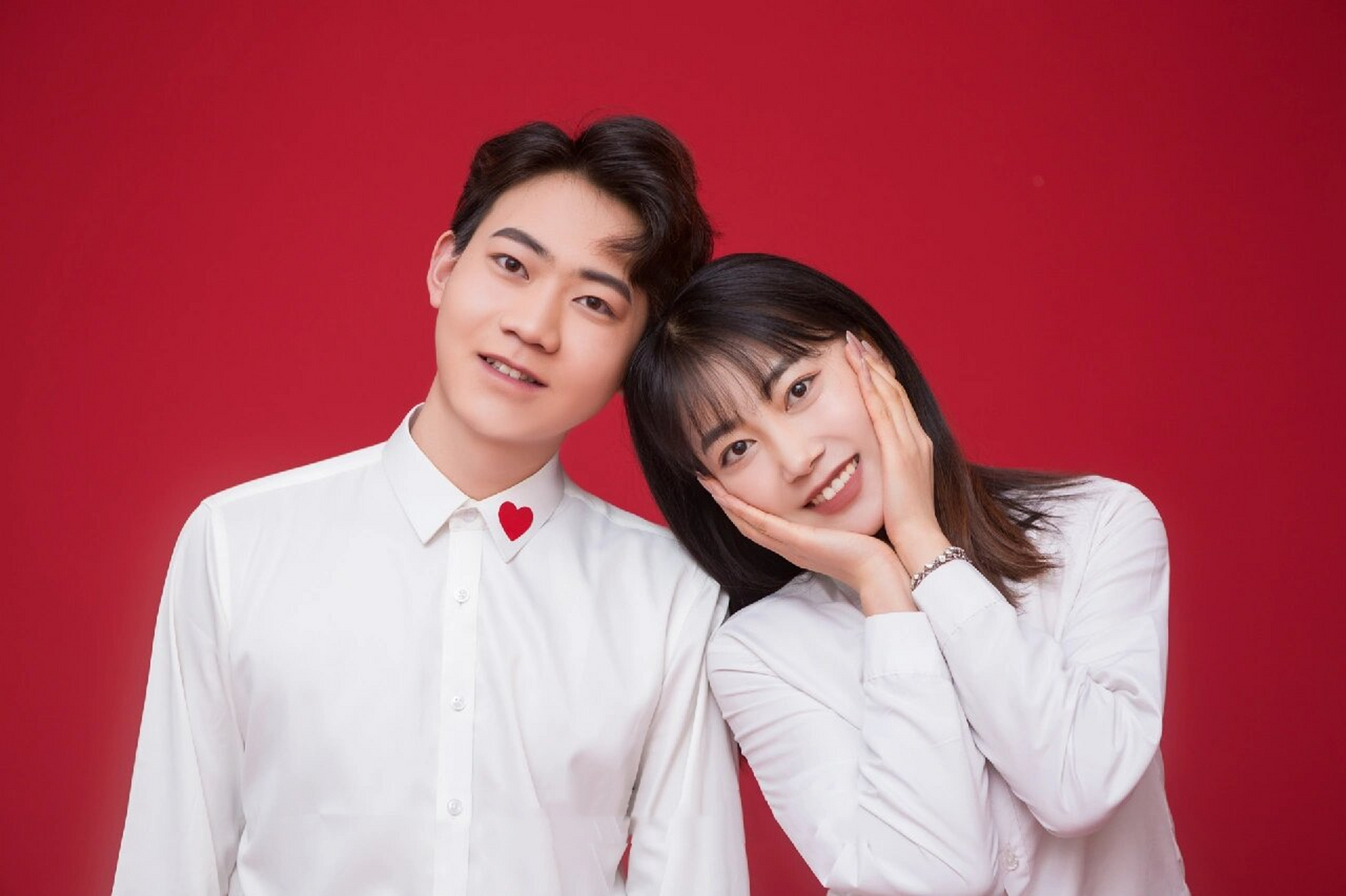 红底情侣照 红底情侣照 快到情人节啦,刷爆朋友圈的红底情侣照 还不