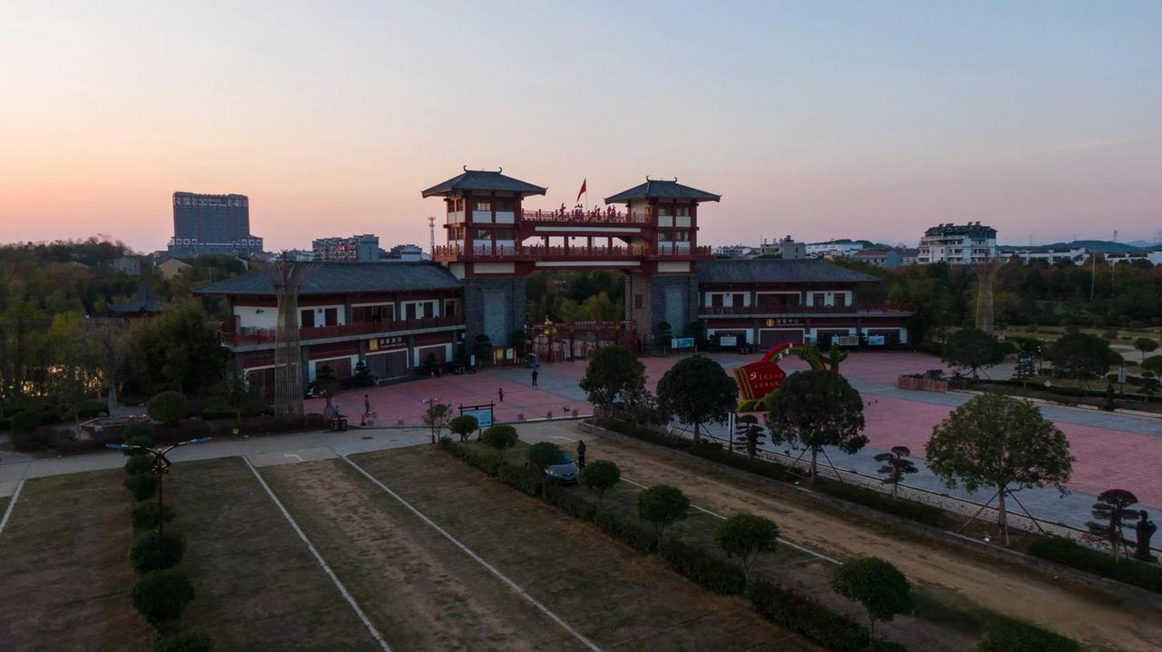 镜头寻美记 晚秋初冬日,夕阳西下时,航拍武汉市黄陂区木兰水镇