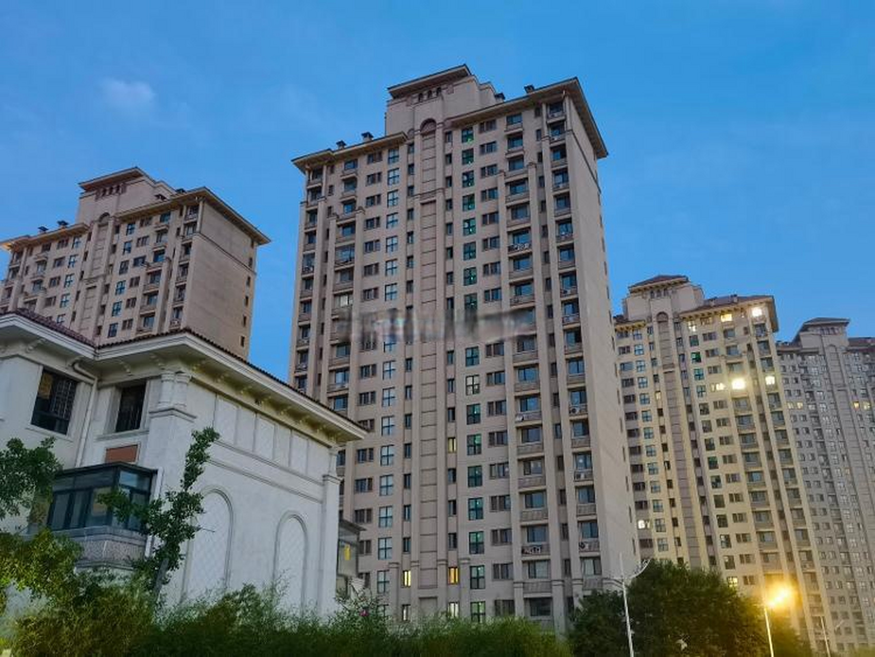 15现场:天津碧桂园楼歪歪数千业主搬离(组图)】时隔多年,"楼歪歪"又