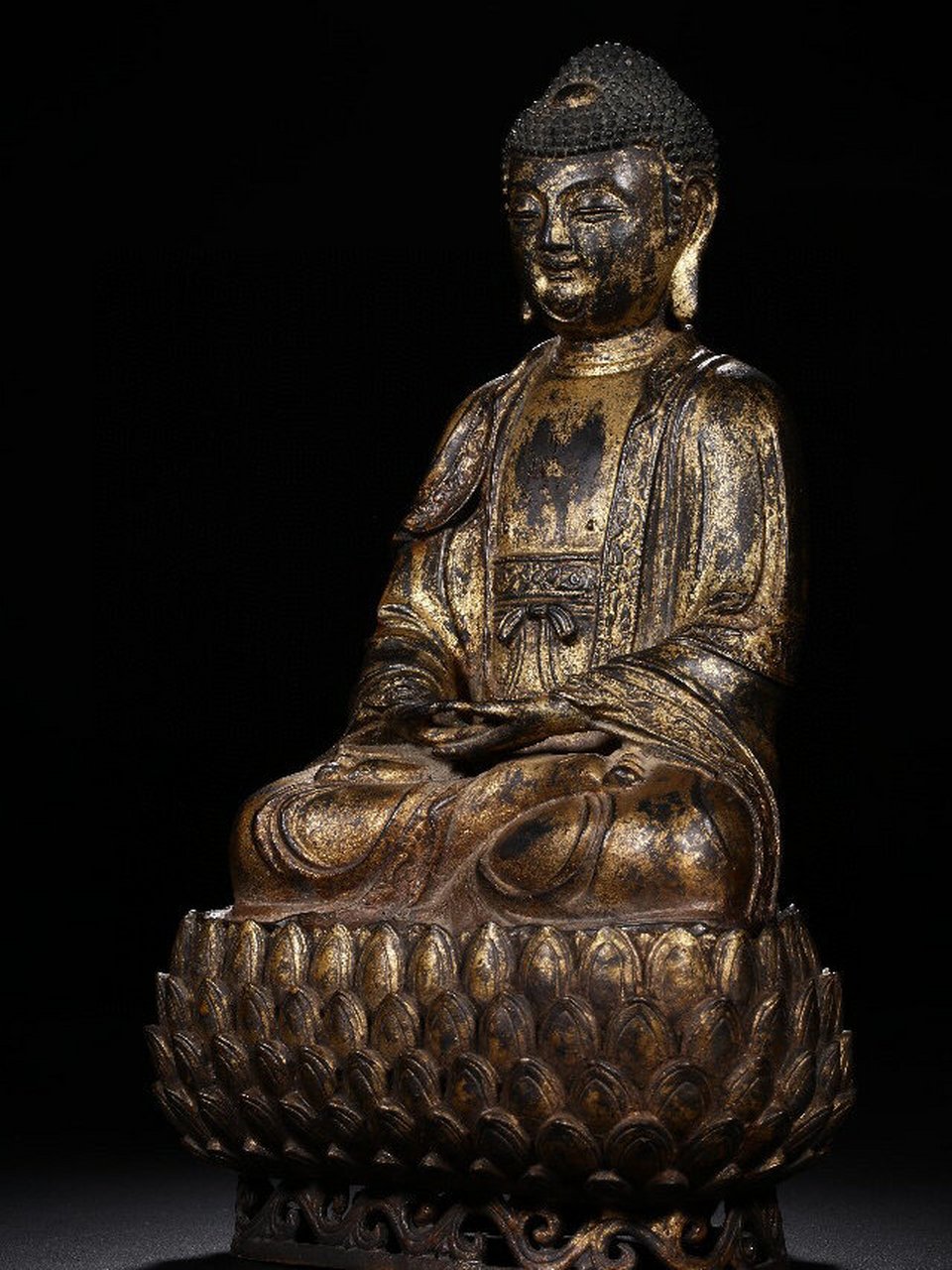 明代 铜流金释迦摩尼佛坐像(原配莲花底座) 高39厘米,重5650克,此尊