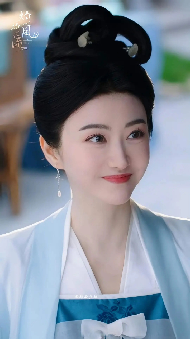 景甜和冯绍峰新剧里这个假发套也太假了,发际线整个是圆的.