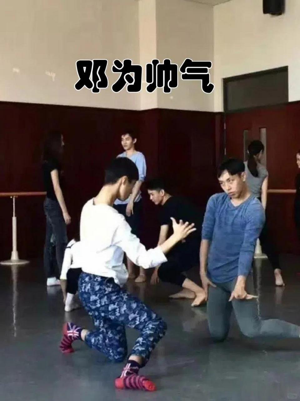 每当我看到邓为的照片,都会情不自禁地感叹:这小子从小就是个帅锅!