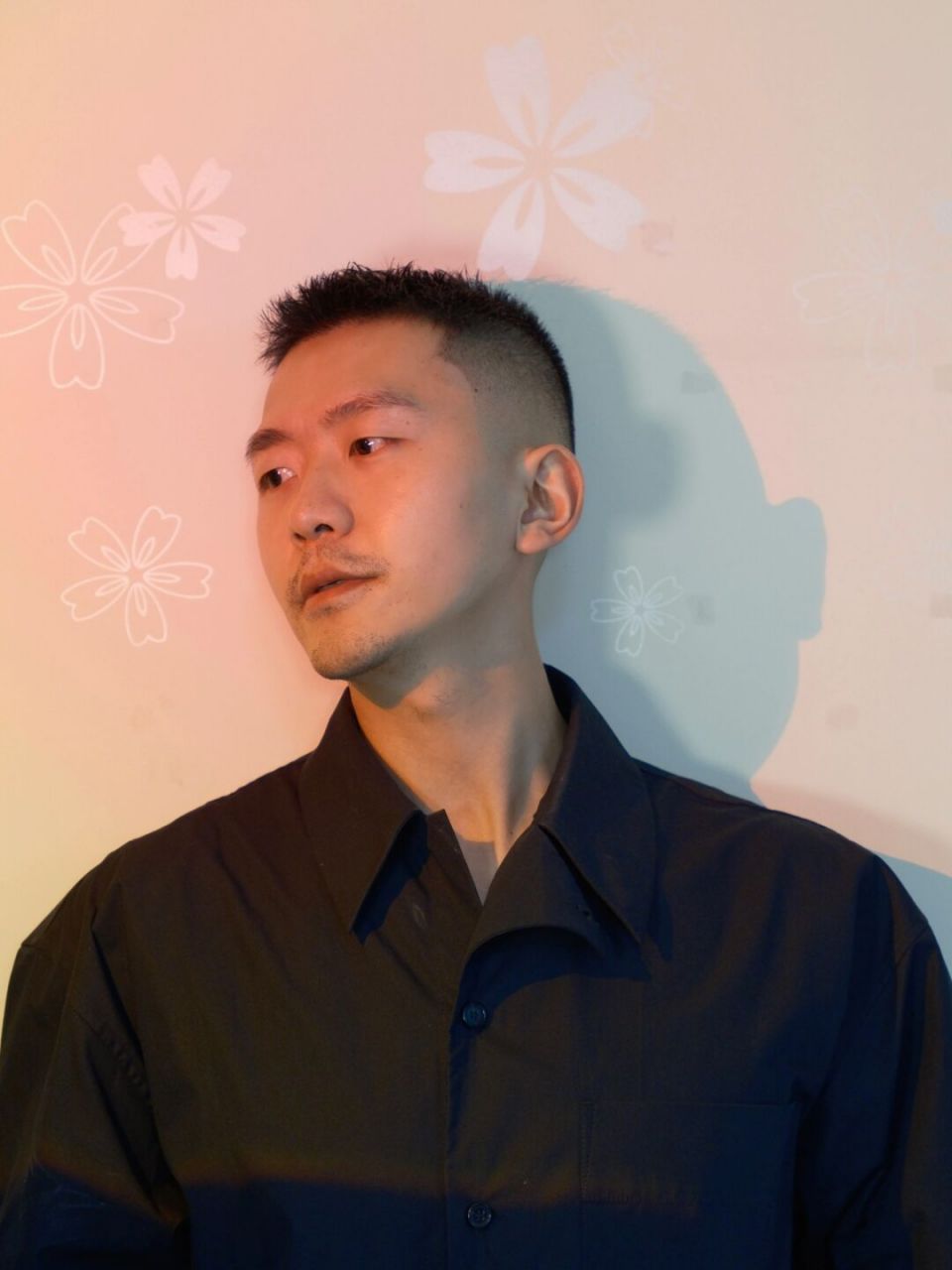 黑色系|大叔宅家的氛围感自拍 头发抓了,胡子没刮!